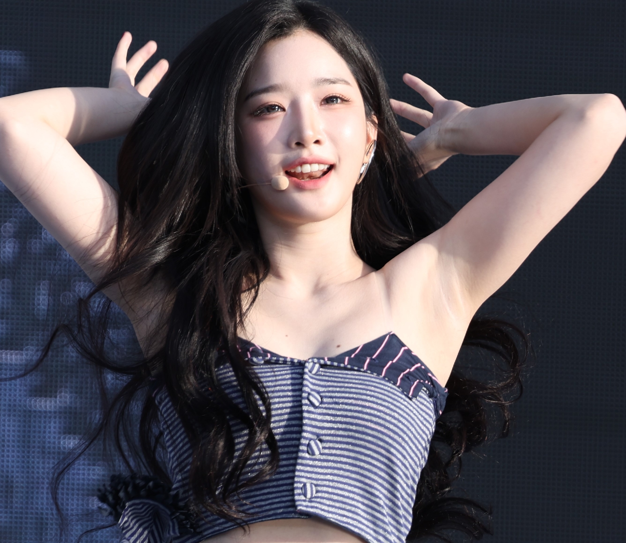 시원한 줄무늬 튜브탑 트리플에스 김유연 고화질 겨드랑이