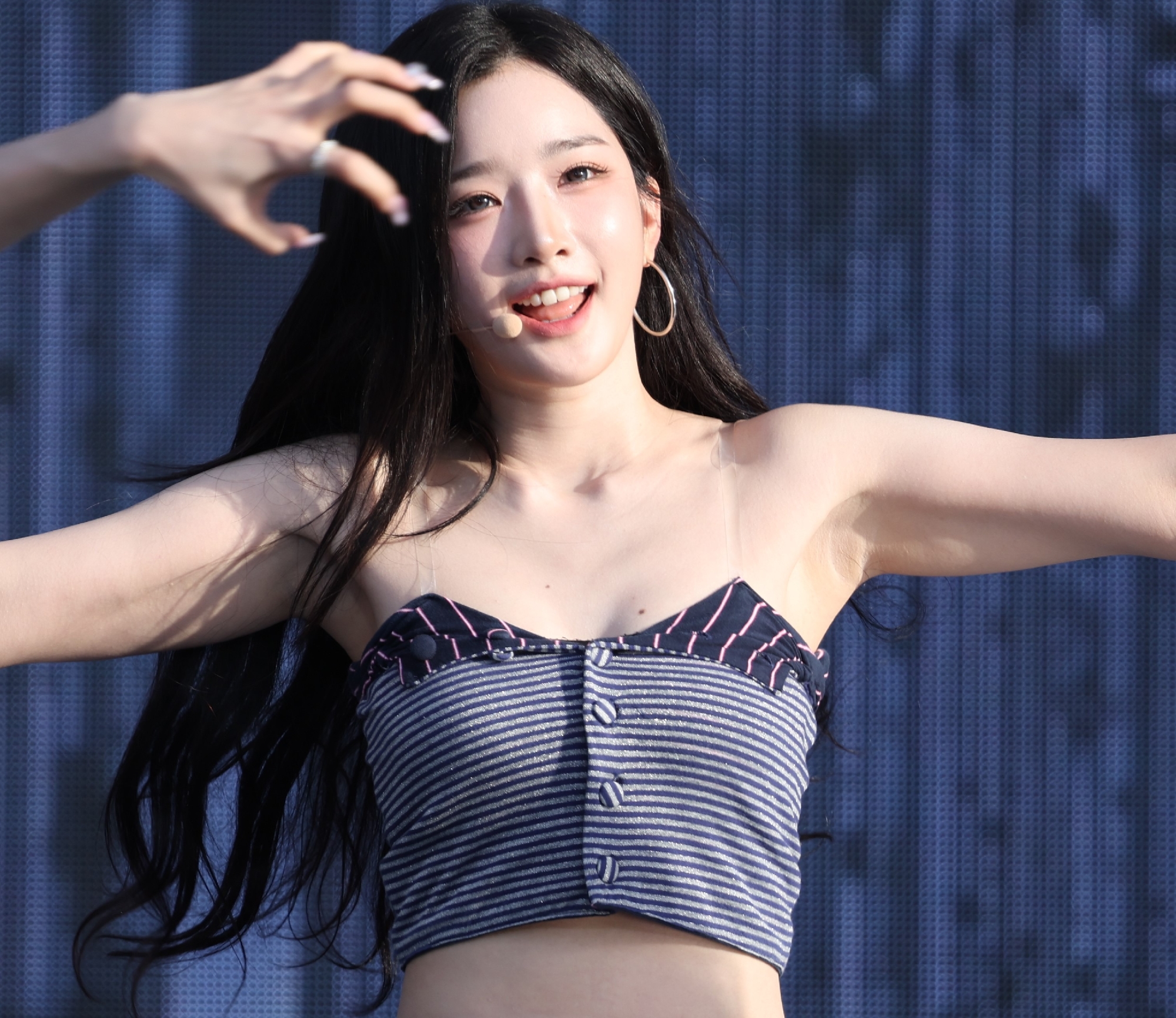 시원한 줄무늬 튜브탑 트리플에스 김유연 고화질 겨드랑이