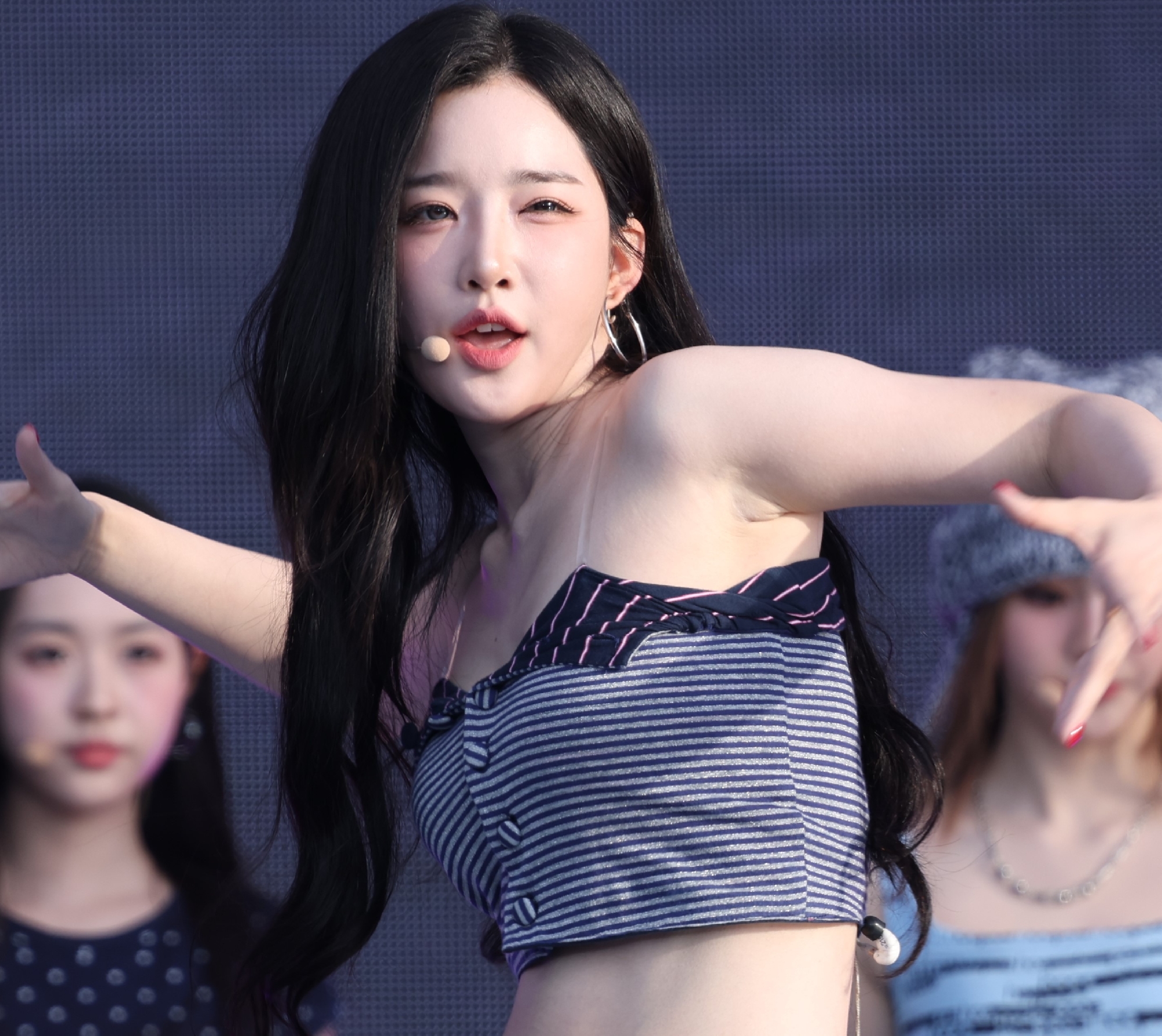 시원한 줄무늬 튜브탑 트리플에스 김유연 고화질 겨드랑이