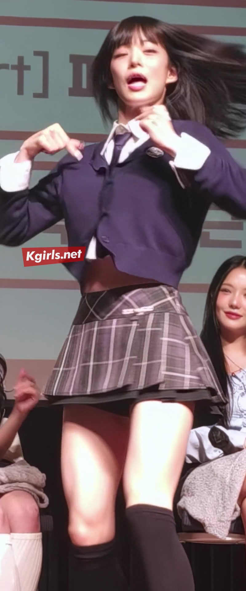 이채영 스쿨룩 두근두근... 골반 엉덩이 허벅지 라인 폭발 직캠 고평론