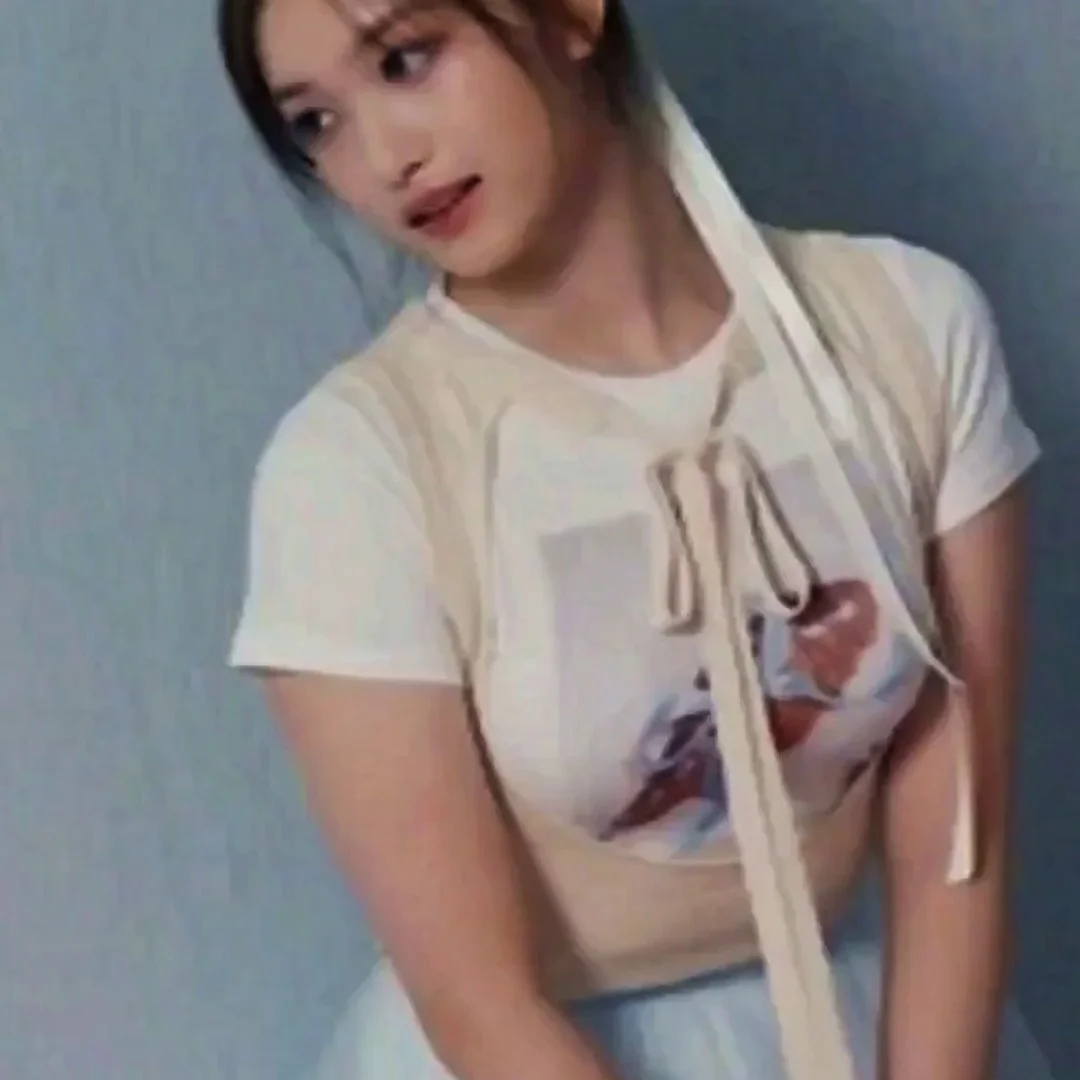 아이브 이서 똥머리+가슴 폭발 봉긋 반팔티… 피지컬 터졌다