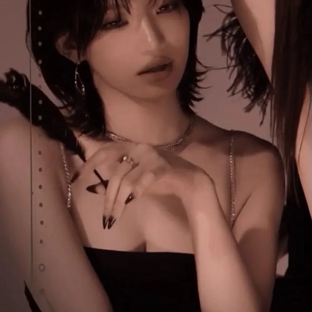 Billlie Siyeon Stuns in Black Sheer Tube Top with Killer Curves