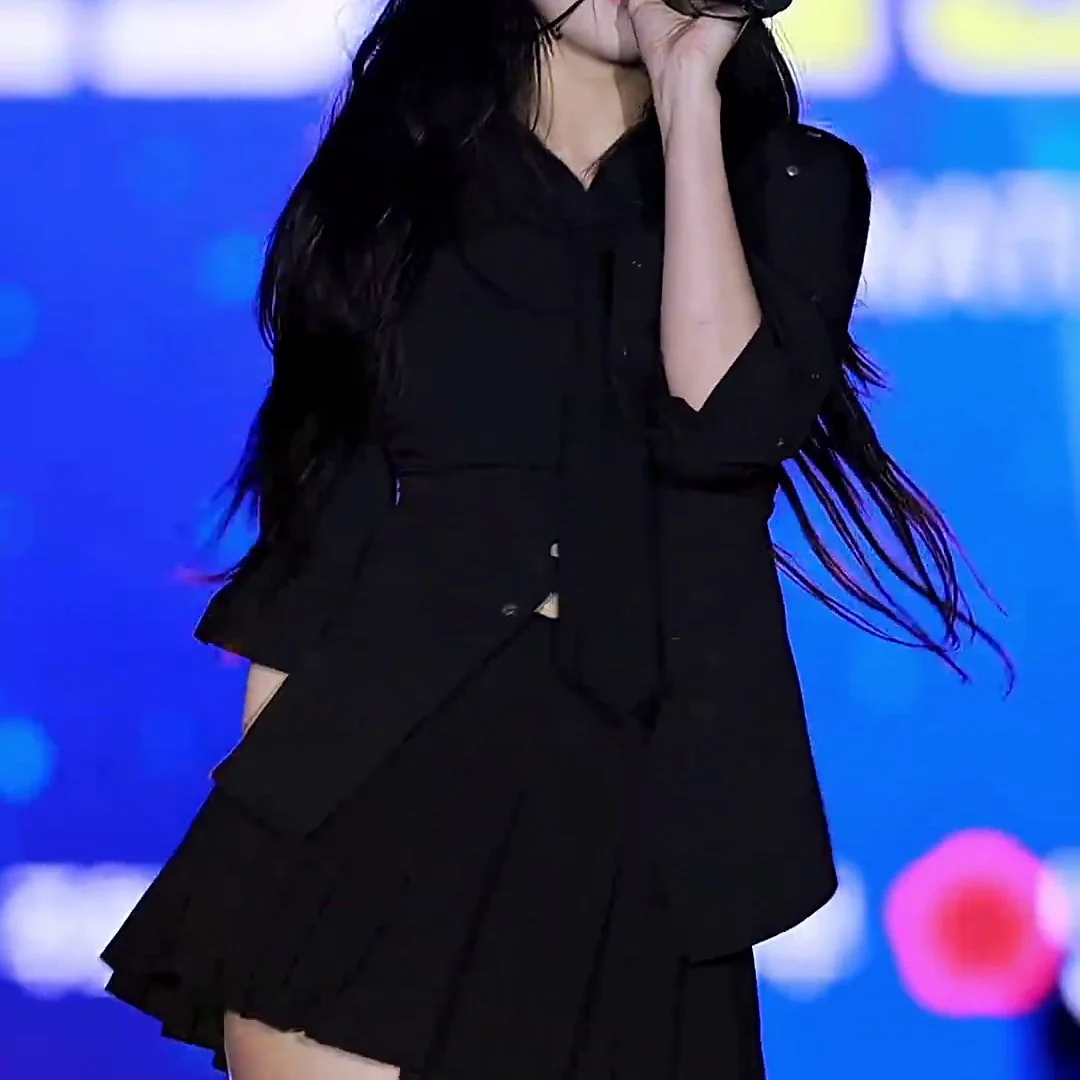 Baek Jiheon Shows Off Her Killer Moves! Black Tennis Skirt Can’t Handle Her Powerhouse Thighs – fromis_9