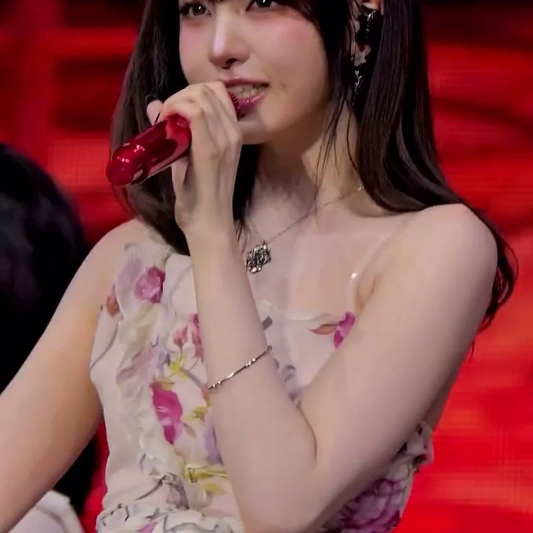 아이브 리즈 페로몬 폭발 원오프숄더 꽃무늬 원피스 등짝 노출로 무대 정복