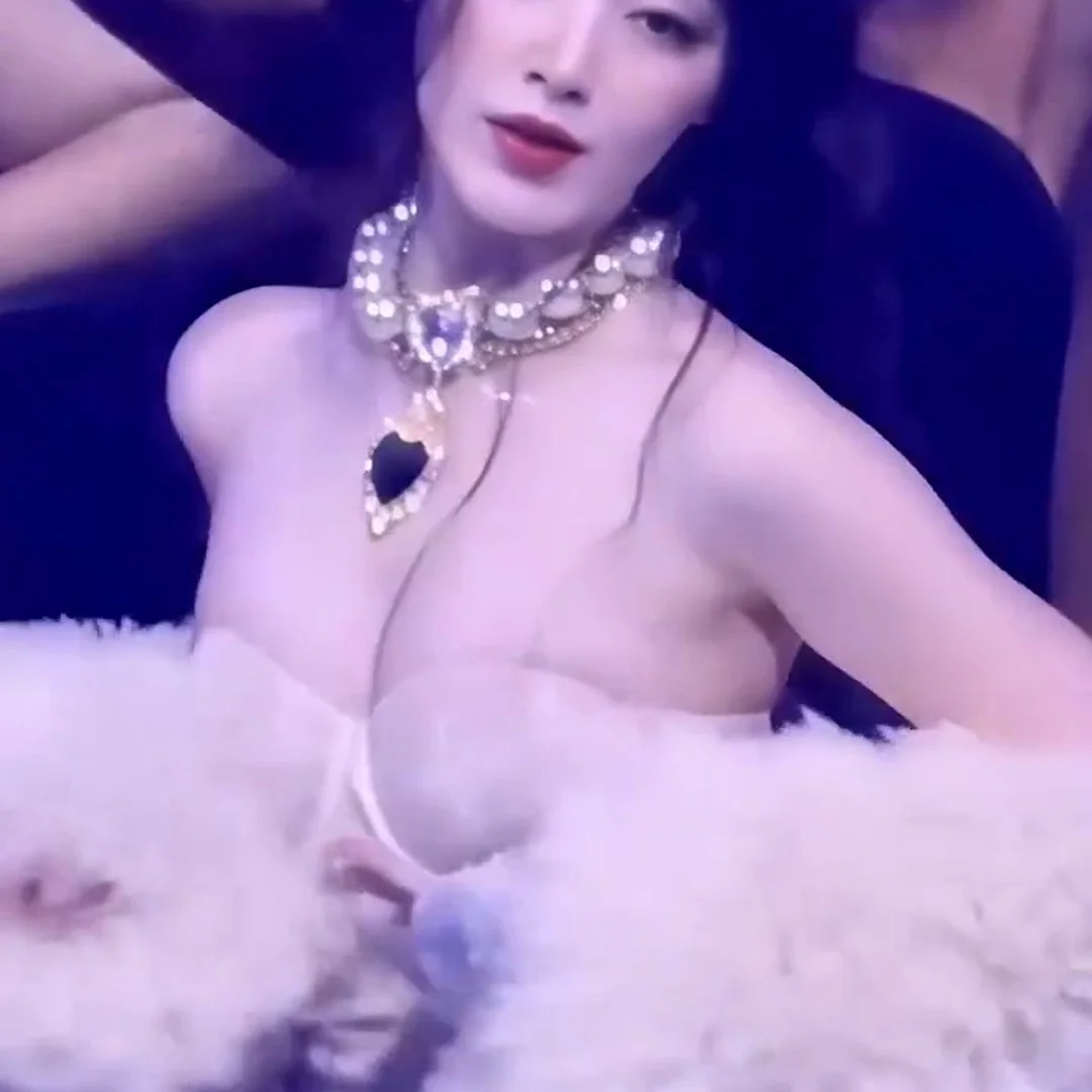 Shuhua’s Stunning MAMA Corset Look