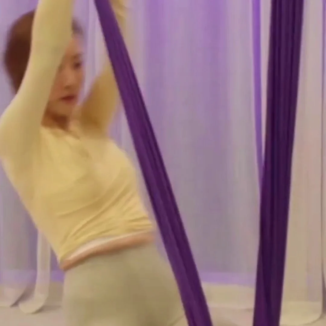 パク・ミニョンのフライングヨガ、レギンスが破れそうなセクシーさ ㅠㅠㅠ