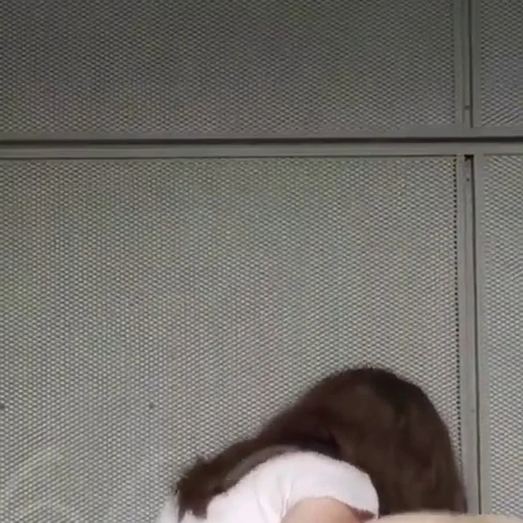 柳真穿著短版上衣展現性感小蠻腰！抱著小熊扭腰的野性魅力