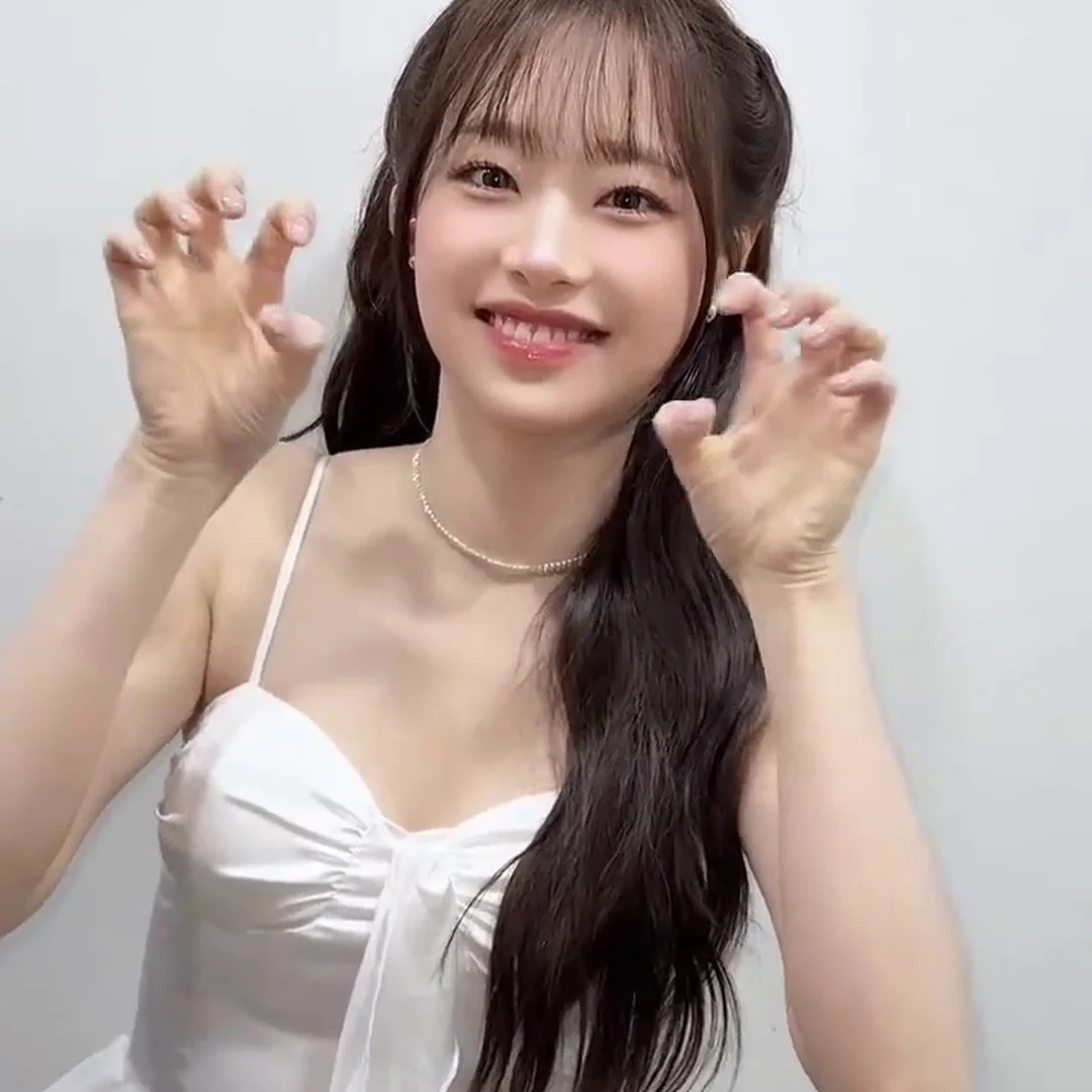 츄 가슴골 폭발 직전! 주름 터지는 흰 미니드레스 깊은 윗슴골 ㅠㅠ