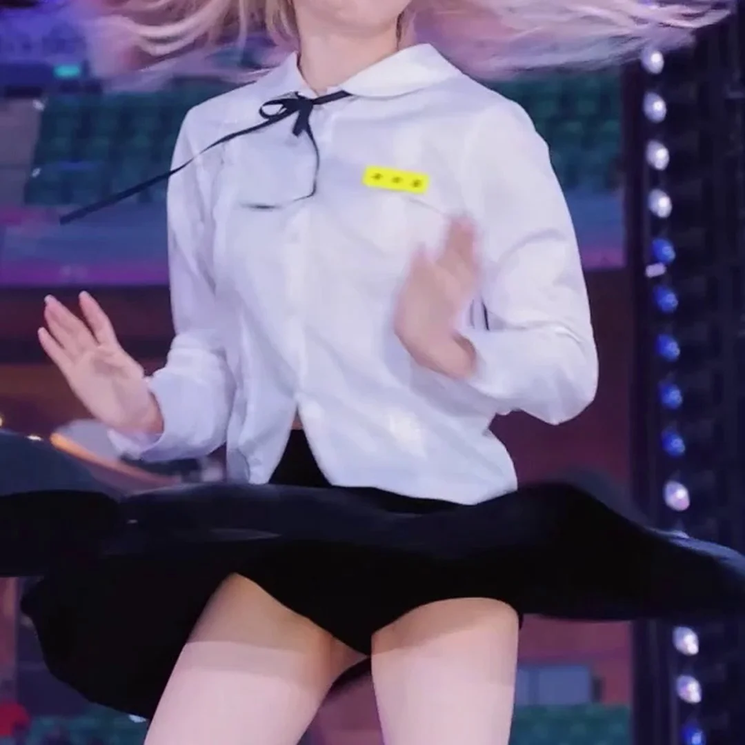 制服姿が完璧！黒のスパッツと白い太ももがやばい！キキ・ハウムのターンが最高🔥💦