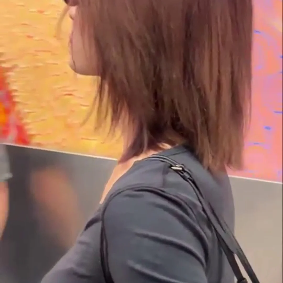 Twice’s Momo Stuns in a Gray V-Neck Top with Daring Style!