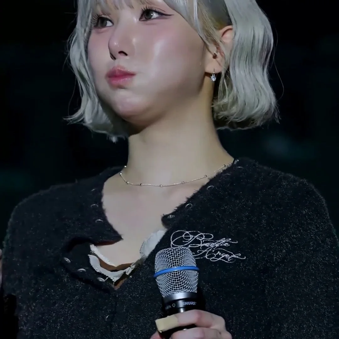 VIVIZのウナ、聖水を飲みこぼす！白い首筋を流れるセクシーなラインに注目