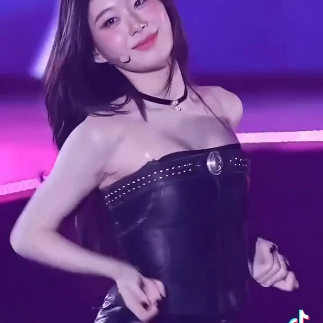 🔥 ITZY Chaeryeong’s Fierce Moves in a Leather Mini Skirt! Thighs and Hips on Fire! 💥