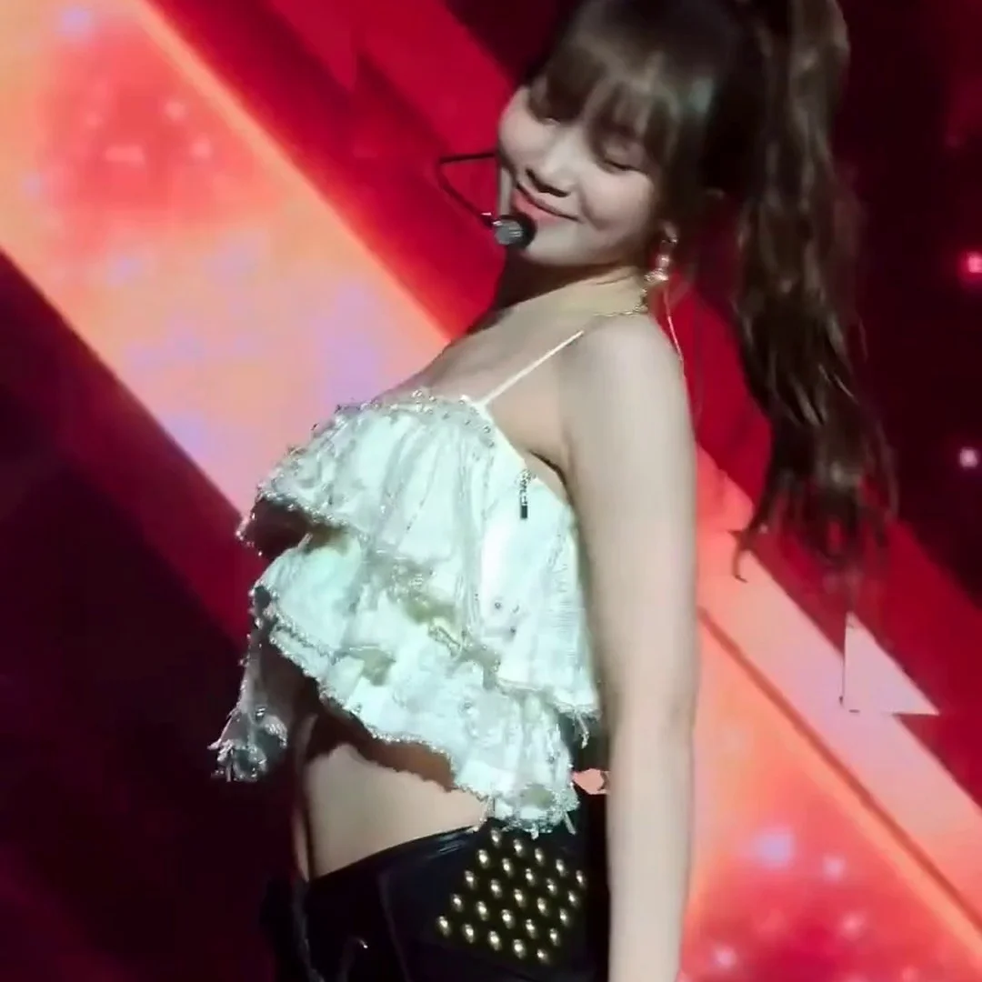 [LE SSERAFIM] キム・チェウォンのポニーテールが揺れる！肩をすくめるダンスで見せる完璧な体幹