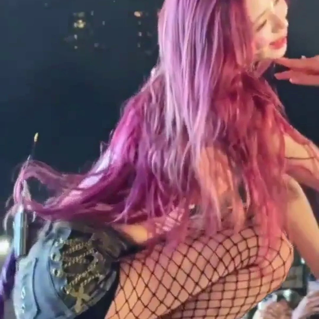 🔥ITZY ユナのウェーブ、ゆっくり立ち上がるデニムショートパンツと網タイツのセクシーな太ももとヒップ！やばすぎ😍💦