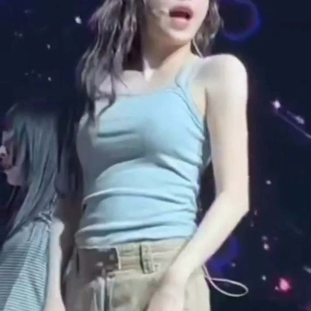 Chuu’s Sky Blue Tank Top Shows Off Her Amazing Bounce… That Movement is Unreal!