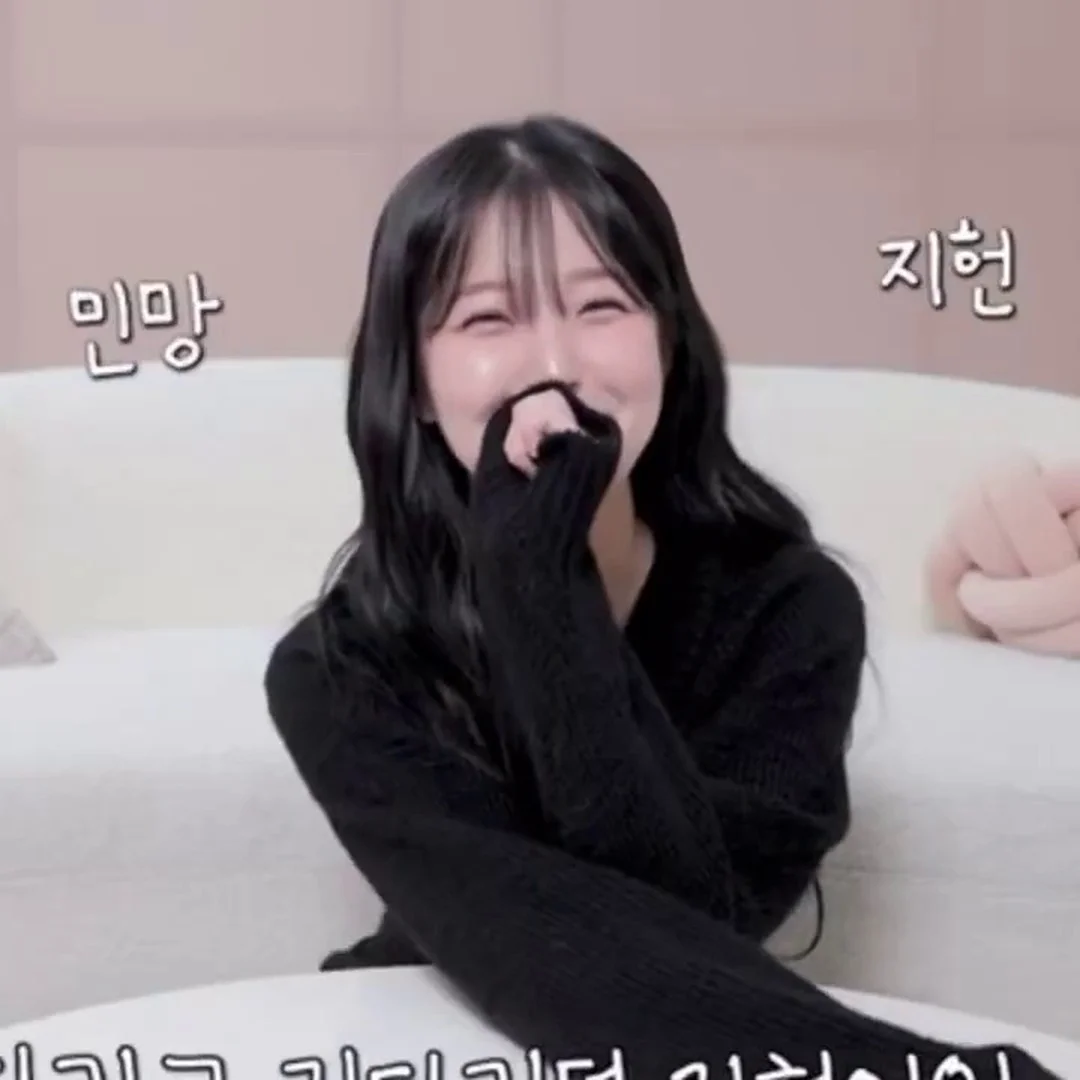 테이블 위 엎드려 깊은 가슴골 완전 노출! 백지헌 치명적 눈웃음 유혹 폭발