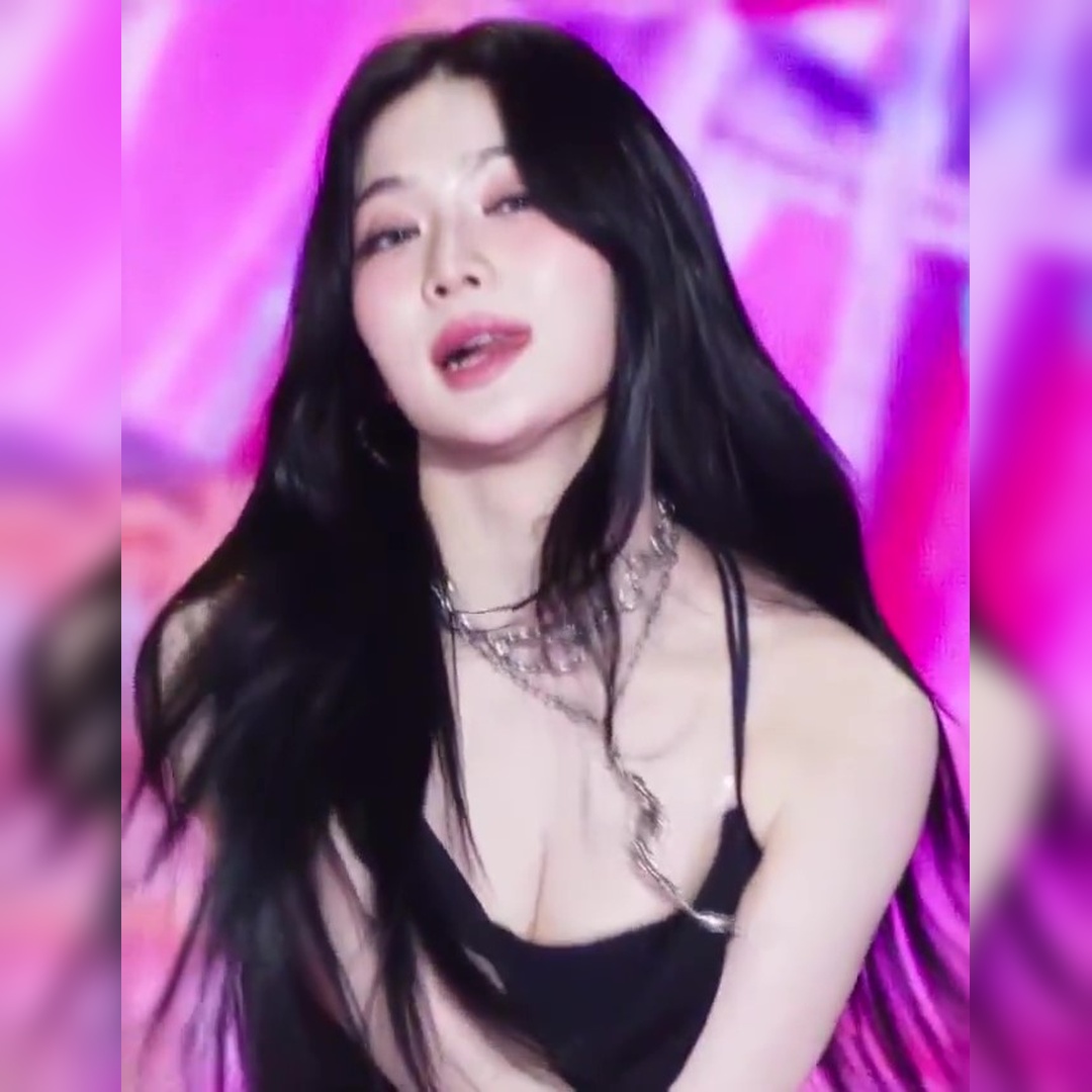 아이사 검정 끈나시 팔교차 가슴골 터질듯... 충격