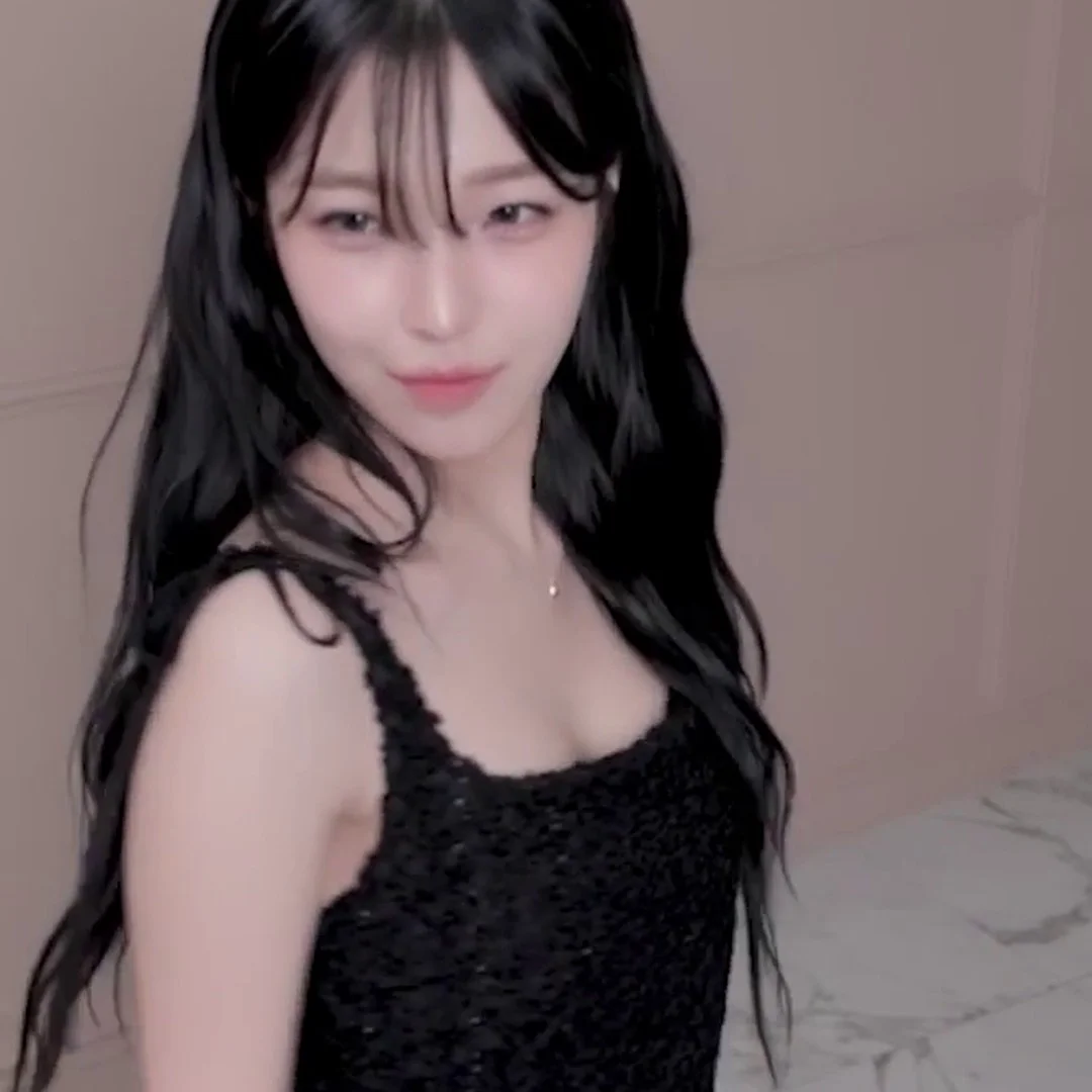 프로미스나인 백지헌 블랙드레스 속 터질듯한 깊은 가슴골에 눈 못 떼는 섹시 폭발