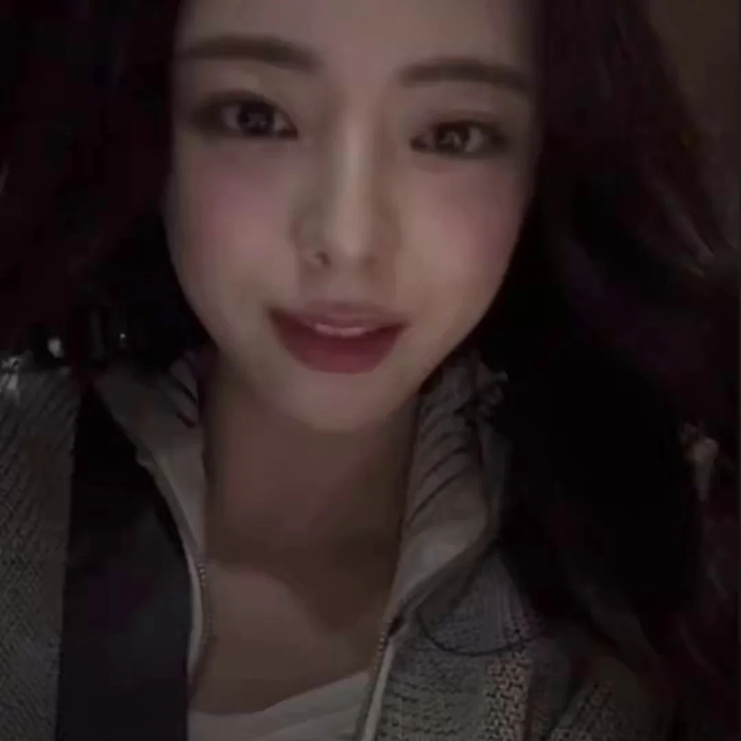 ITZY ユナ、ラブライブでキュートな魅力爆発！圧倒的なプロポーションに注目