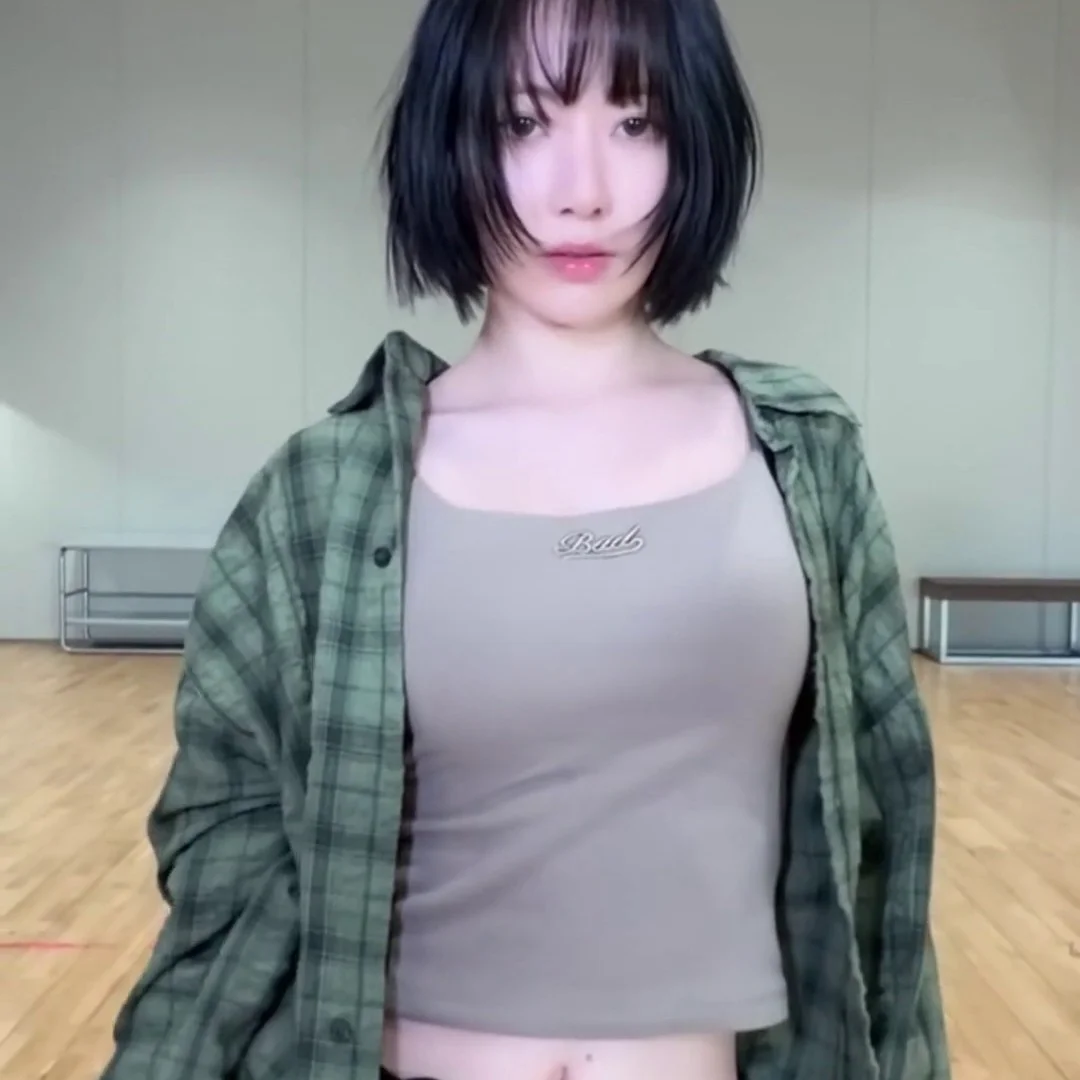 ルセラフィムさくら、肩紐タンクトップの練習中に魅せたセクシーなパフォーマンスがAAAステージで炸裂！