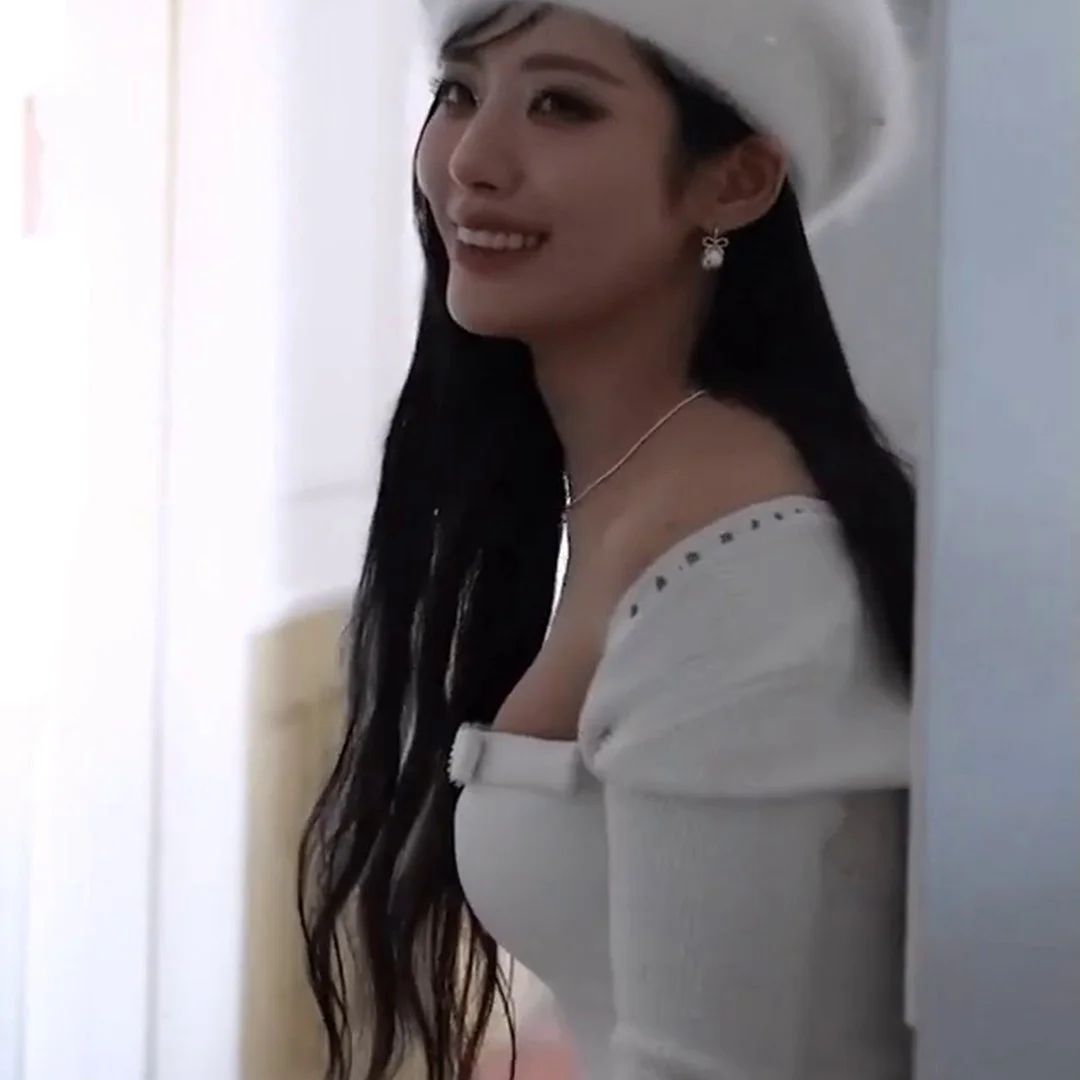 うわ、ヤバい!!! 白いキャップのパク・ジウォンの横胸ラインが爆発寸前4K画質に画面貫通ㅠㅠㅠ