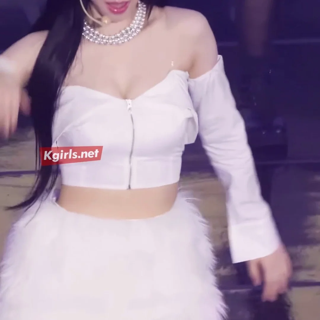 aespa Karina 超深V開衩服裝完全震撼，性感曲線全展露！