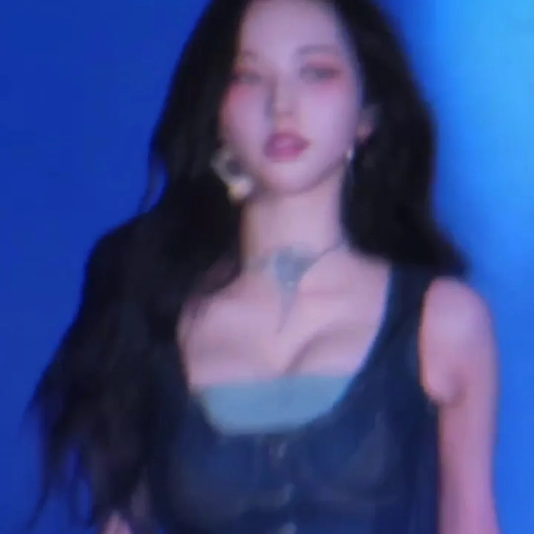 데님 란제리 입고 가슴골 터질 듯 동글동글 흔드는 카리나 입장! 미치겠어 ㅠㅠ