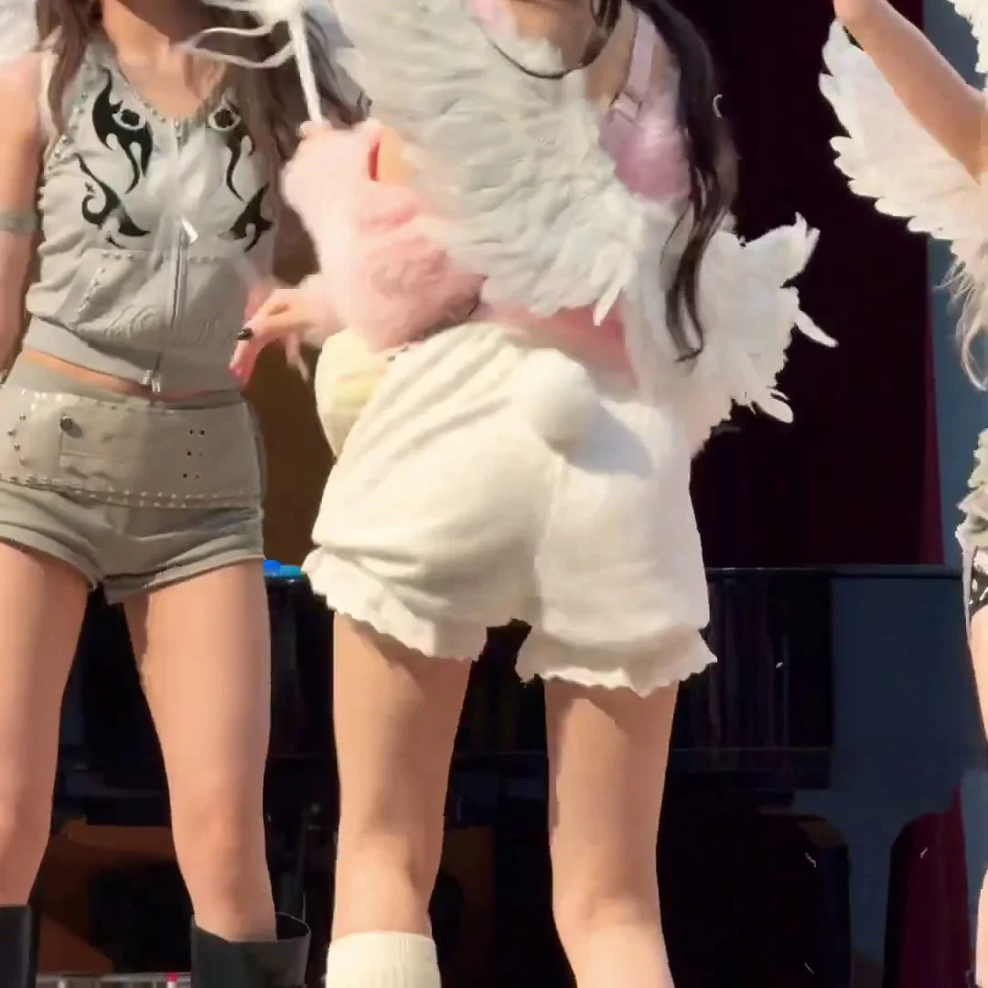 Leeseo Rocks Bunny Tail Hotpants with Crazy Dance Moves