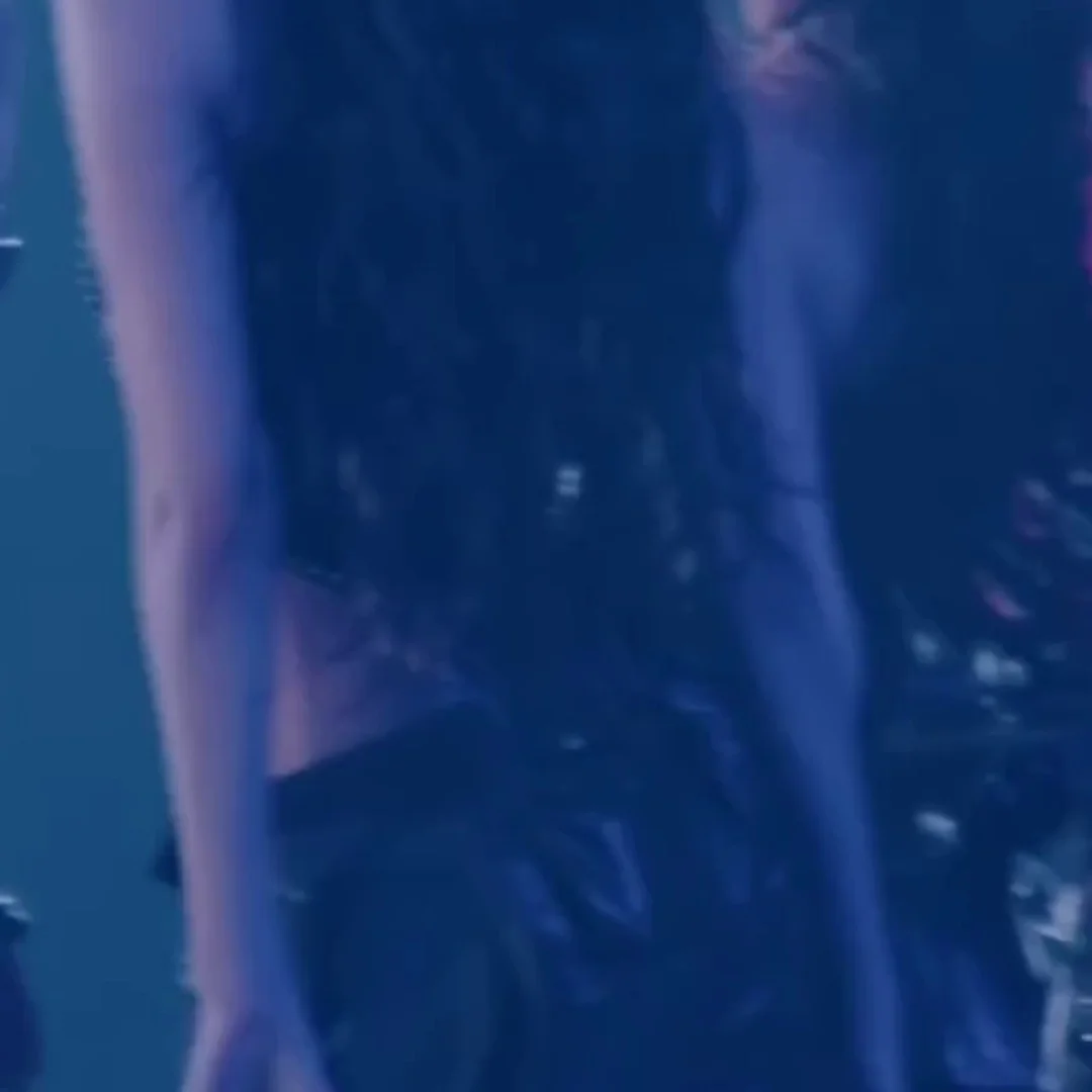 LE SSERAFIM 洪恩采背影爆發！皮革連體泳裝搭配熱褲，蜜腿性感破表