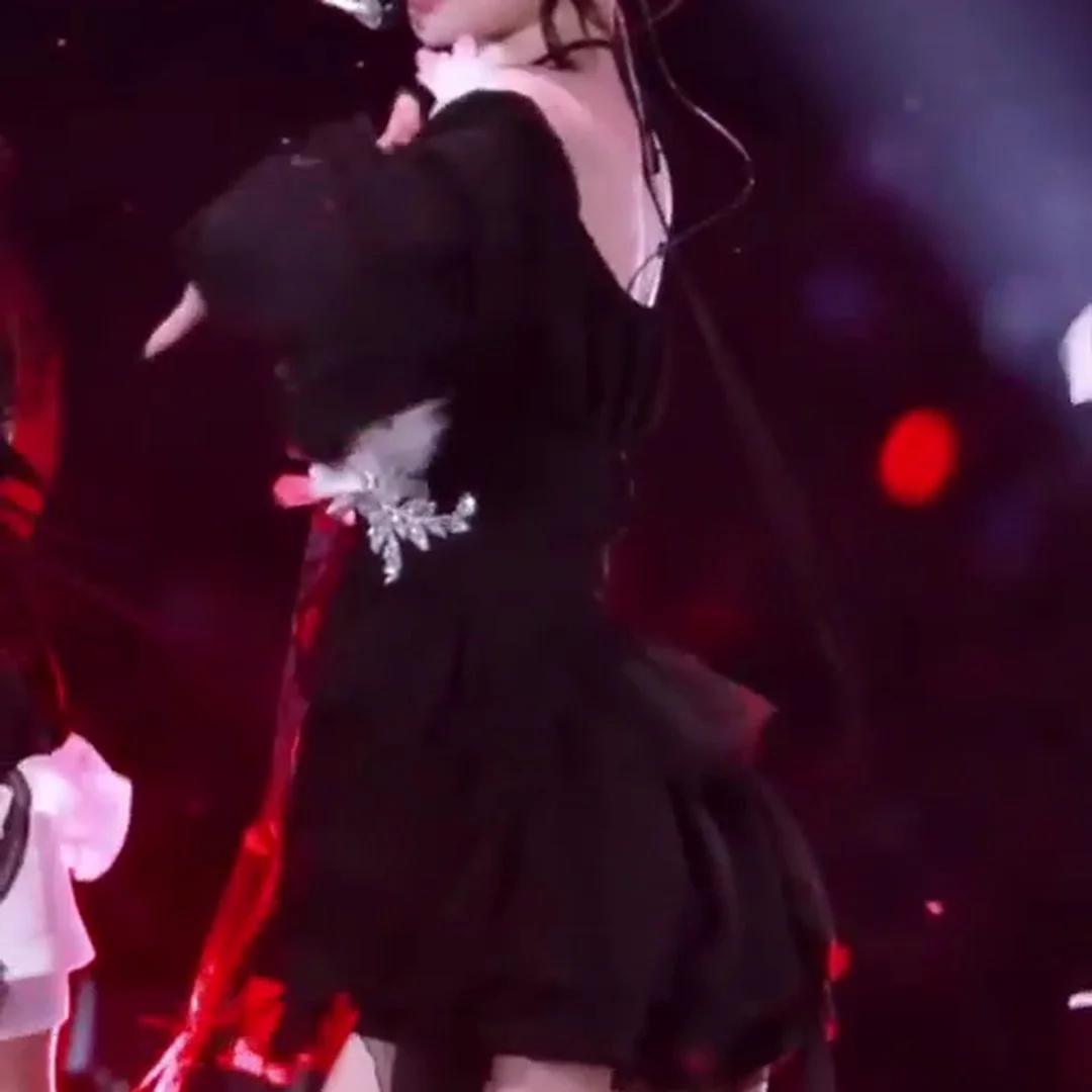 LE SSERAFIM’s Chaewon Rocks the X Halter Neck Look with Killer Curves!