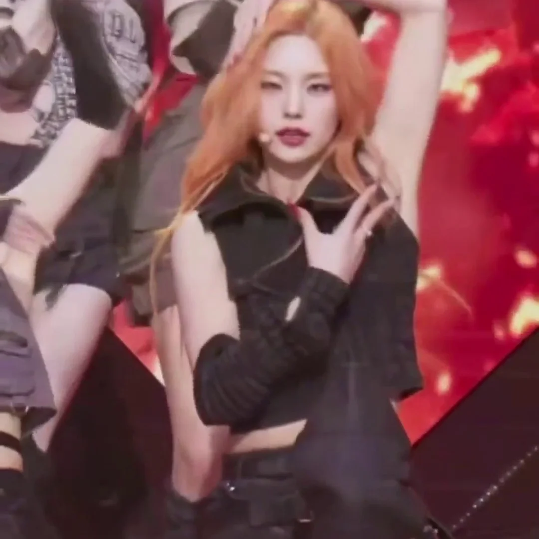 ホットパンツとガーターベルトで脚線美爆発！ITZY イェジの立ち+座りで致命的なキックのセクシー爆撃