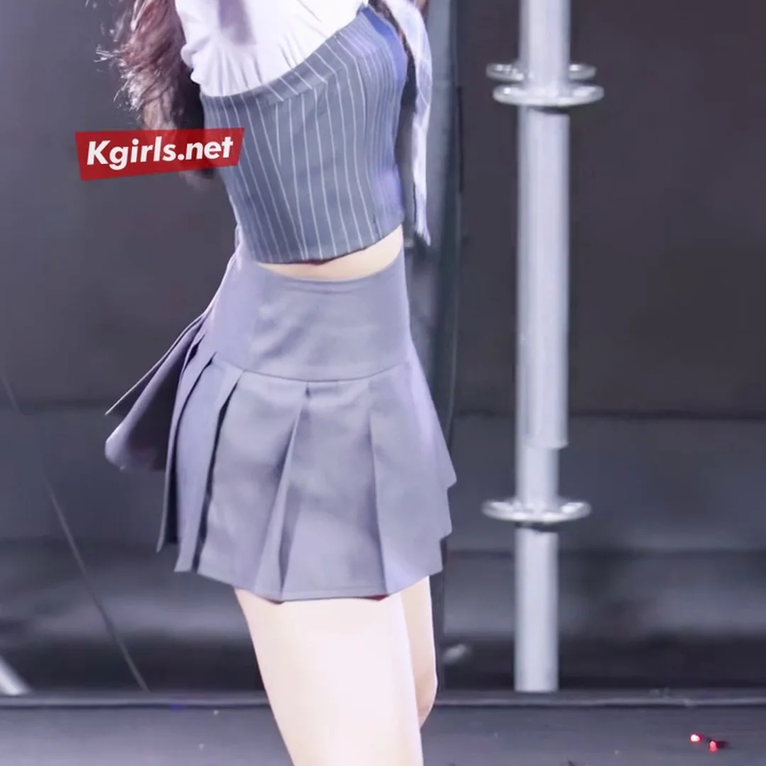 オーマイガール ユビン、ステージ上での致命的ファンサービス！アリンに負けないセクシーな眼差し炸裂