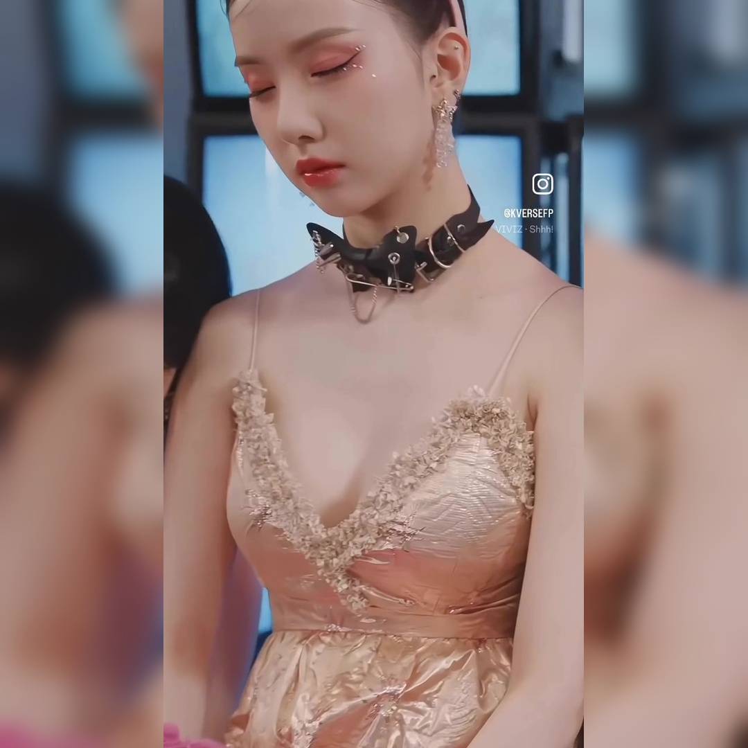 [냉철분석] 비비지 은하 캐미솔 유혹: 황금 포장지 휘감긴 뽀얀 가슴골 깊이, 골반 비율 0.618 황금커브