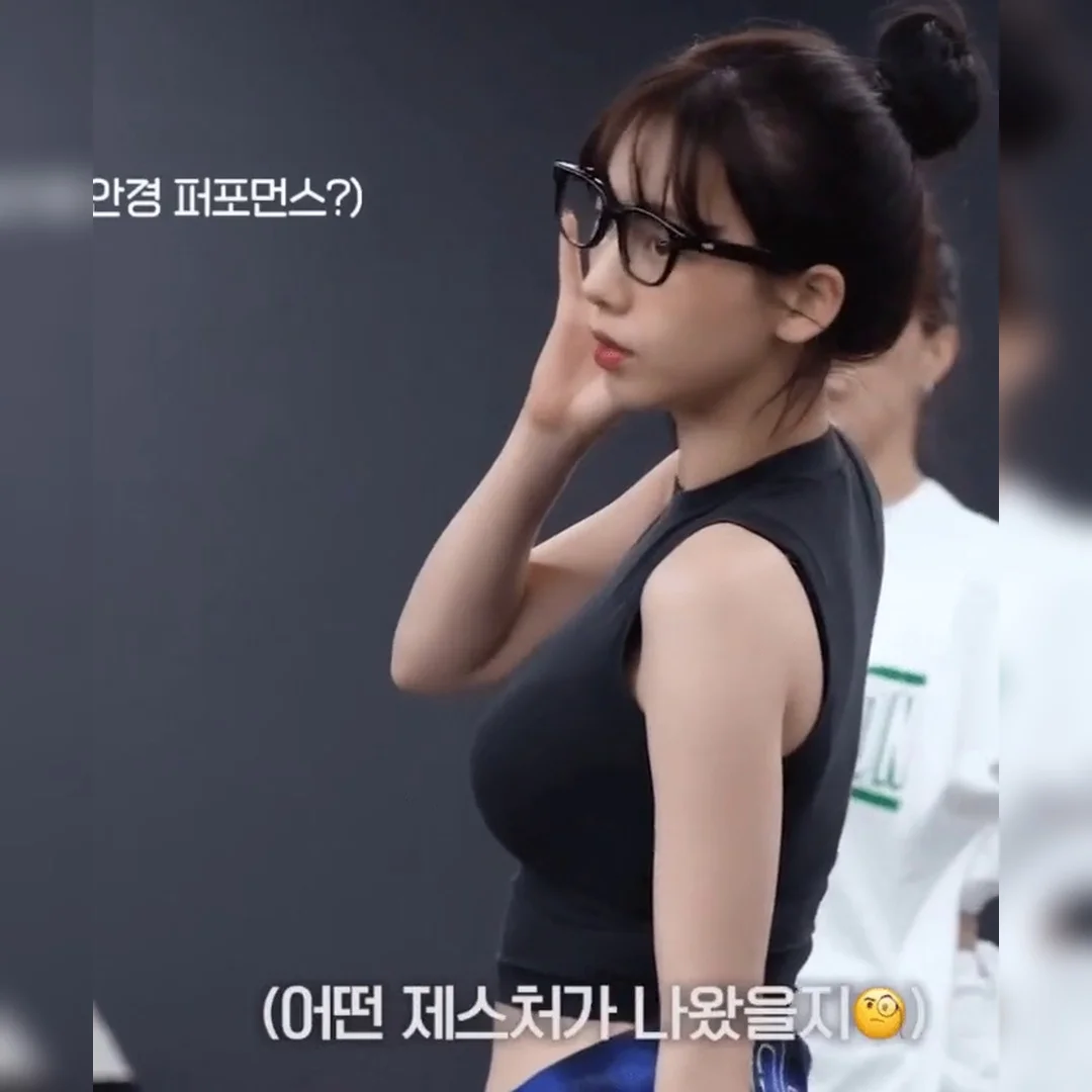 Karina’s Glasses and Killer Curves Steal the Show! Stunning Black Sleeveless Look