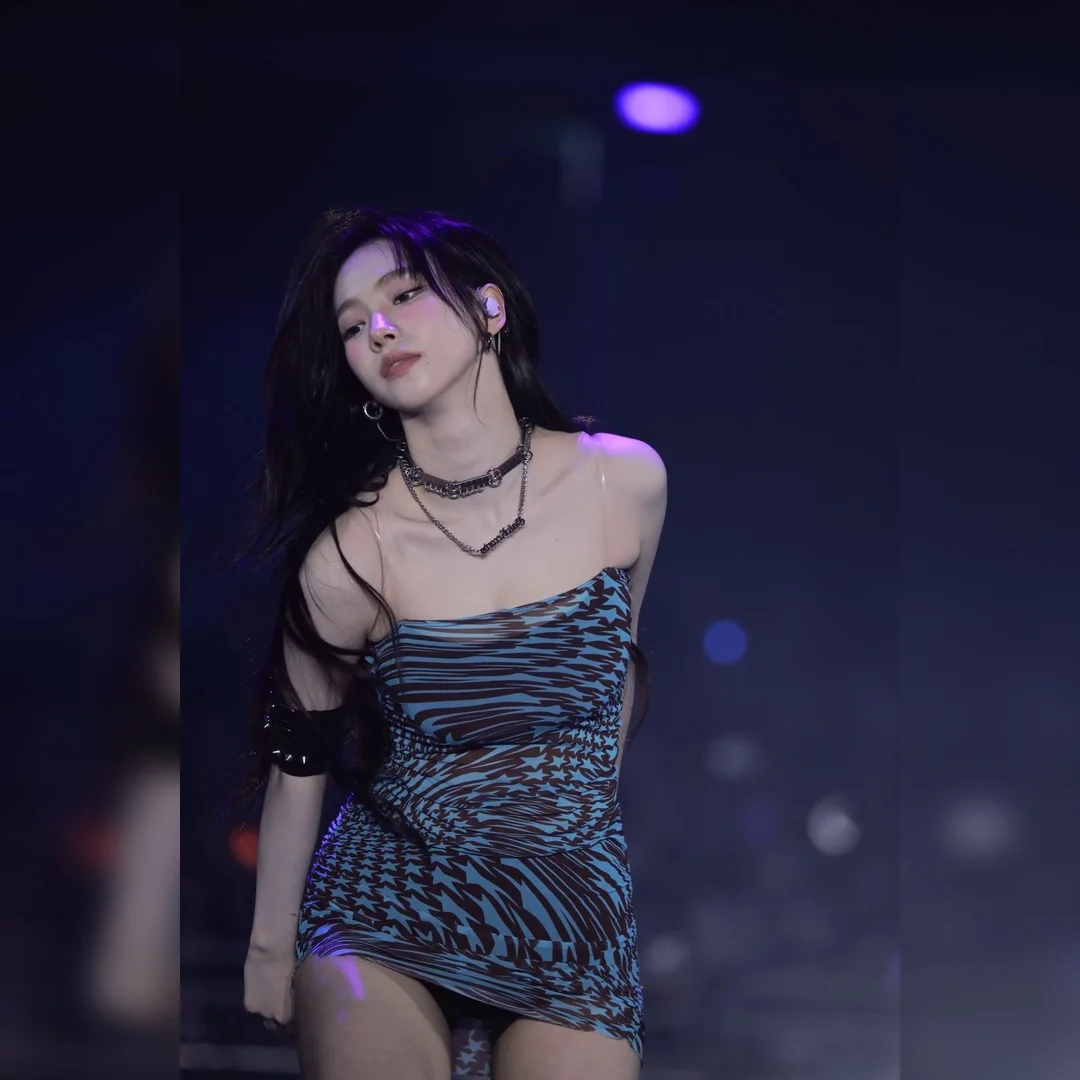 카리나 하늘색 별얼룩 시스루 원피스 뚫어지게 파격! 탄력 폭발 엉덩이 가슴 미치겠다