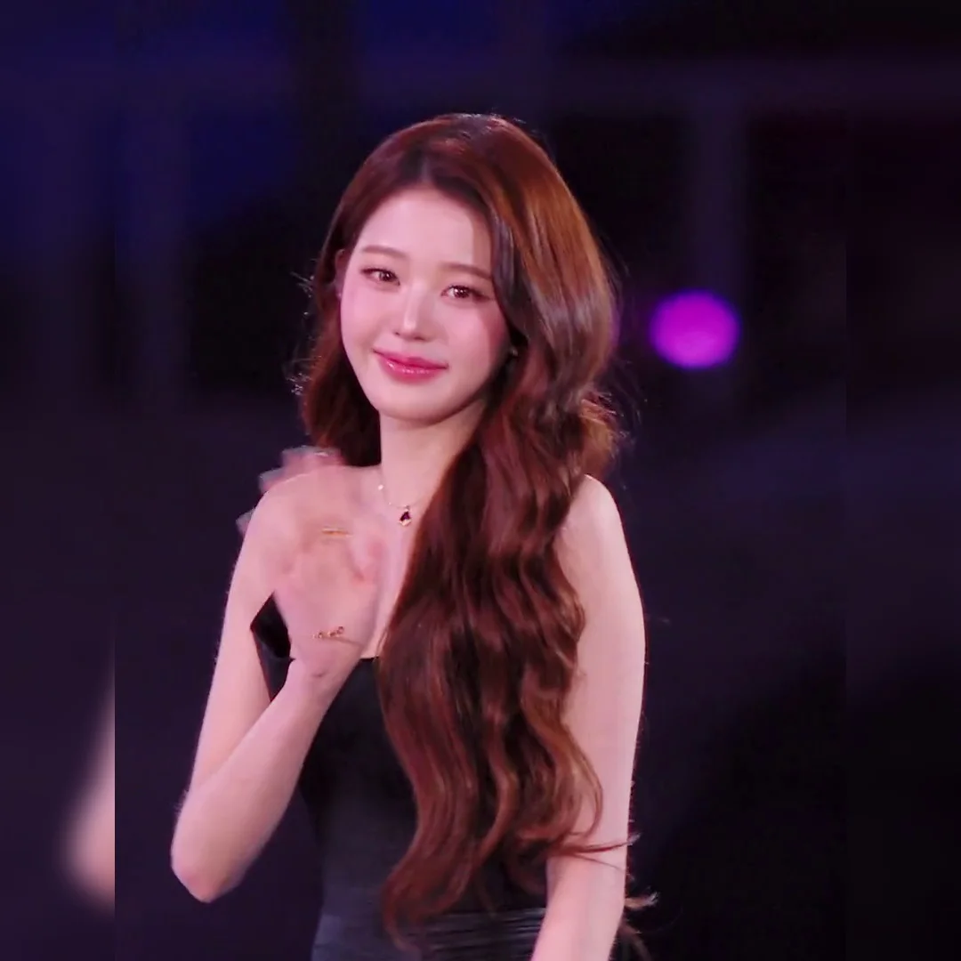 [아이브] 장원영 AAA MC 블랙드레스 가슴골 터질듯 아찔 폭발! 섹시함 미쳤어🔥