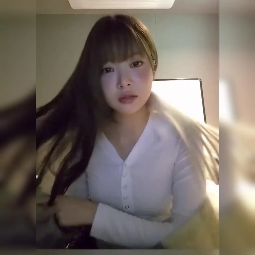 LE SSERAFIM’s Eunchae Stuns in White Collared Shirt and Mesmerizing Legs