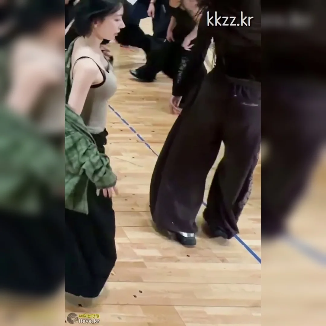 櫻花胸線·側腰縫隙爆發的近距離動圖