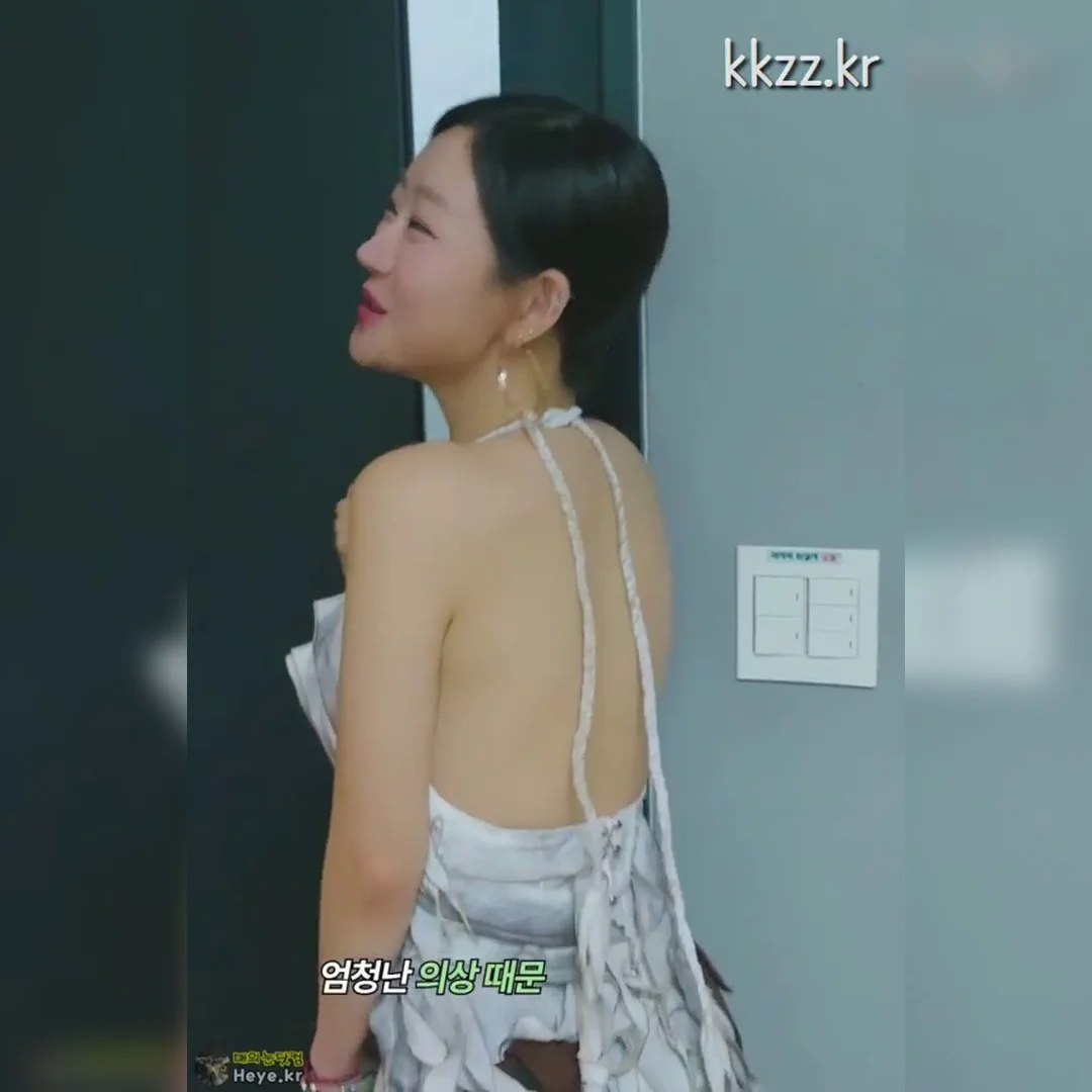 ジュリーの刺激的キスライフ、セクシーショットが爆発的に!!