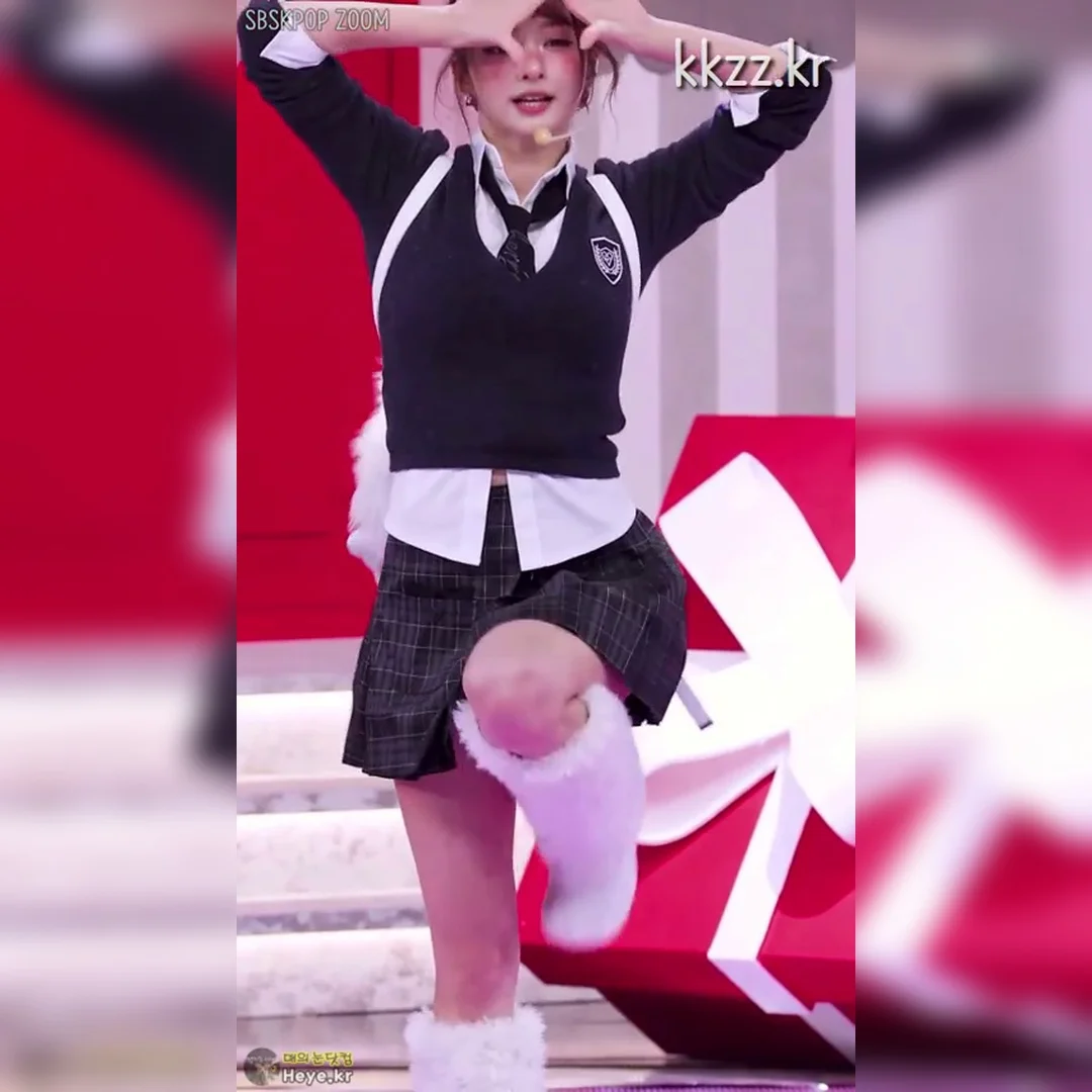 교복 터질 듯 팽팽한 fromis_9 이나경 하체 라인 폭발 움짤