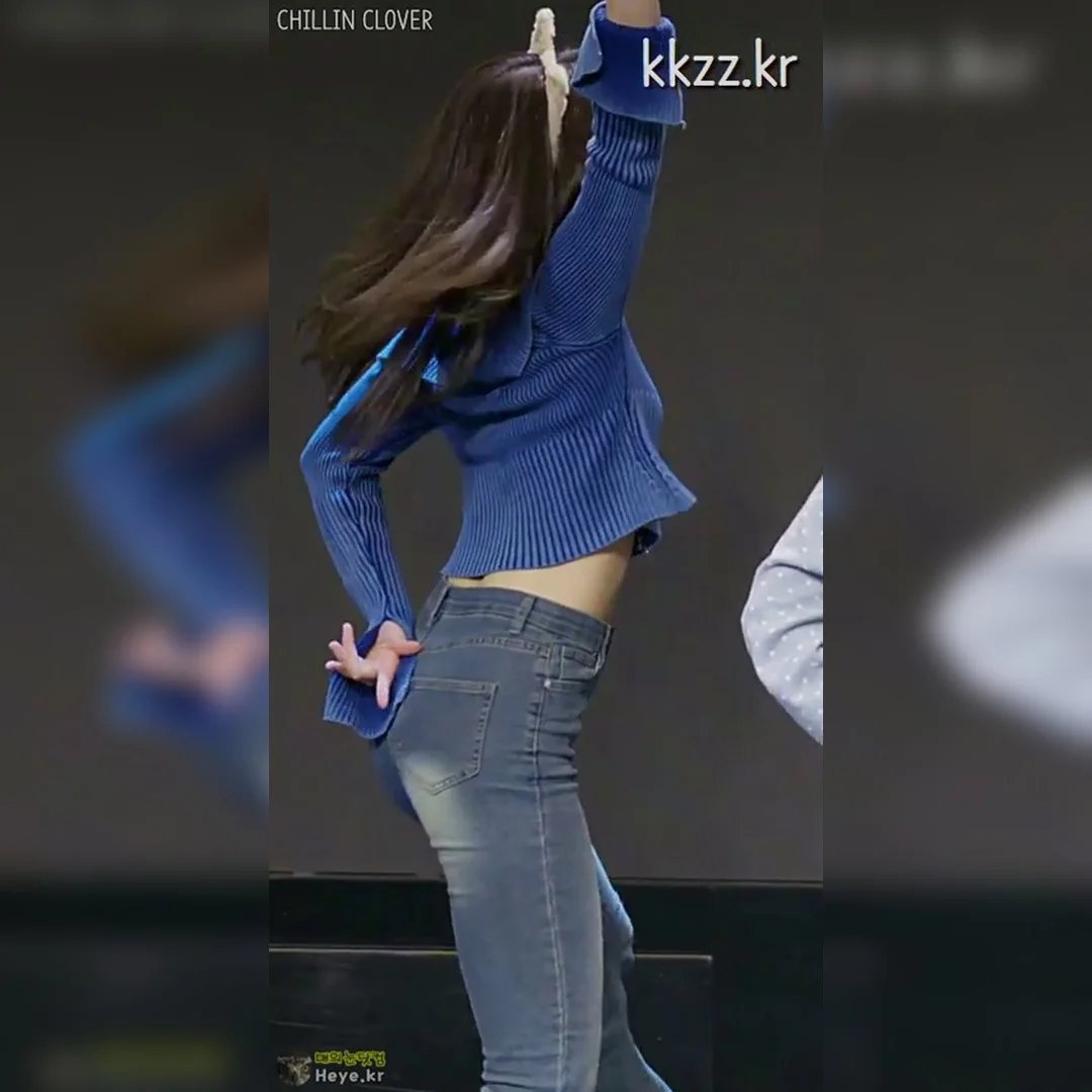 아이칠린 지윤 청바지 핏에 엉덩이 터질듯… 바지 윤곽 미쳤어 ㅋㅋ