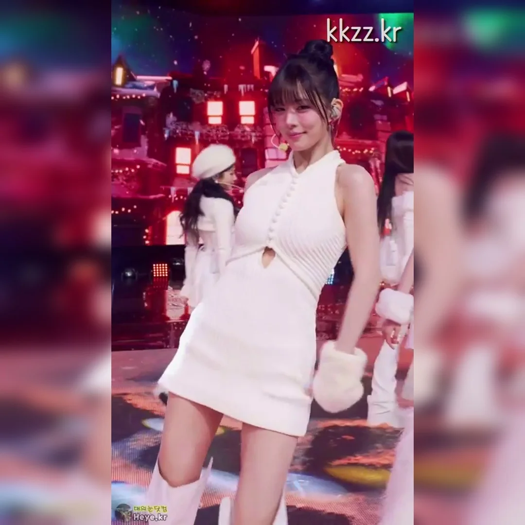 Lee Chaeyoung of fromis_9 Rocks a White Halter Neck, Flaunting Toned Curves