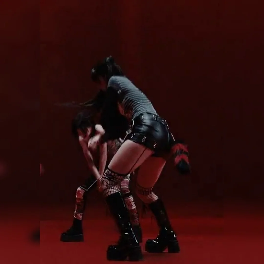 베이비몬스터 로라 업스커트 초미니 검은 가터벨트 허벅지 폭발! 4K 디테일에 숨막히는 압도감