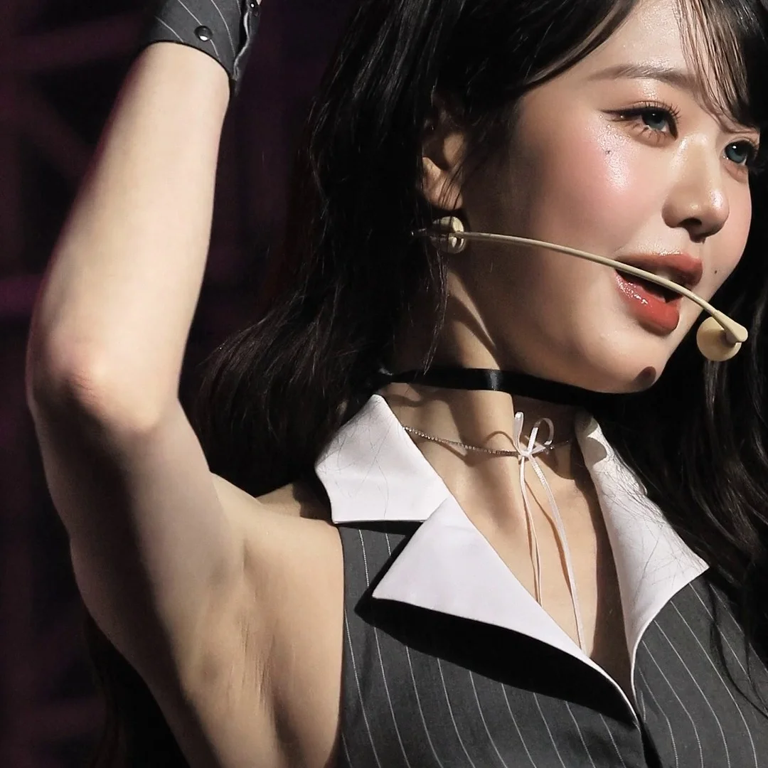 아이브 장원영 회색 스트라이프 민소매 아래 축축한 겨드랑이 냄새에 미치겠다