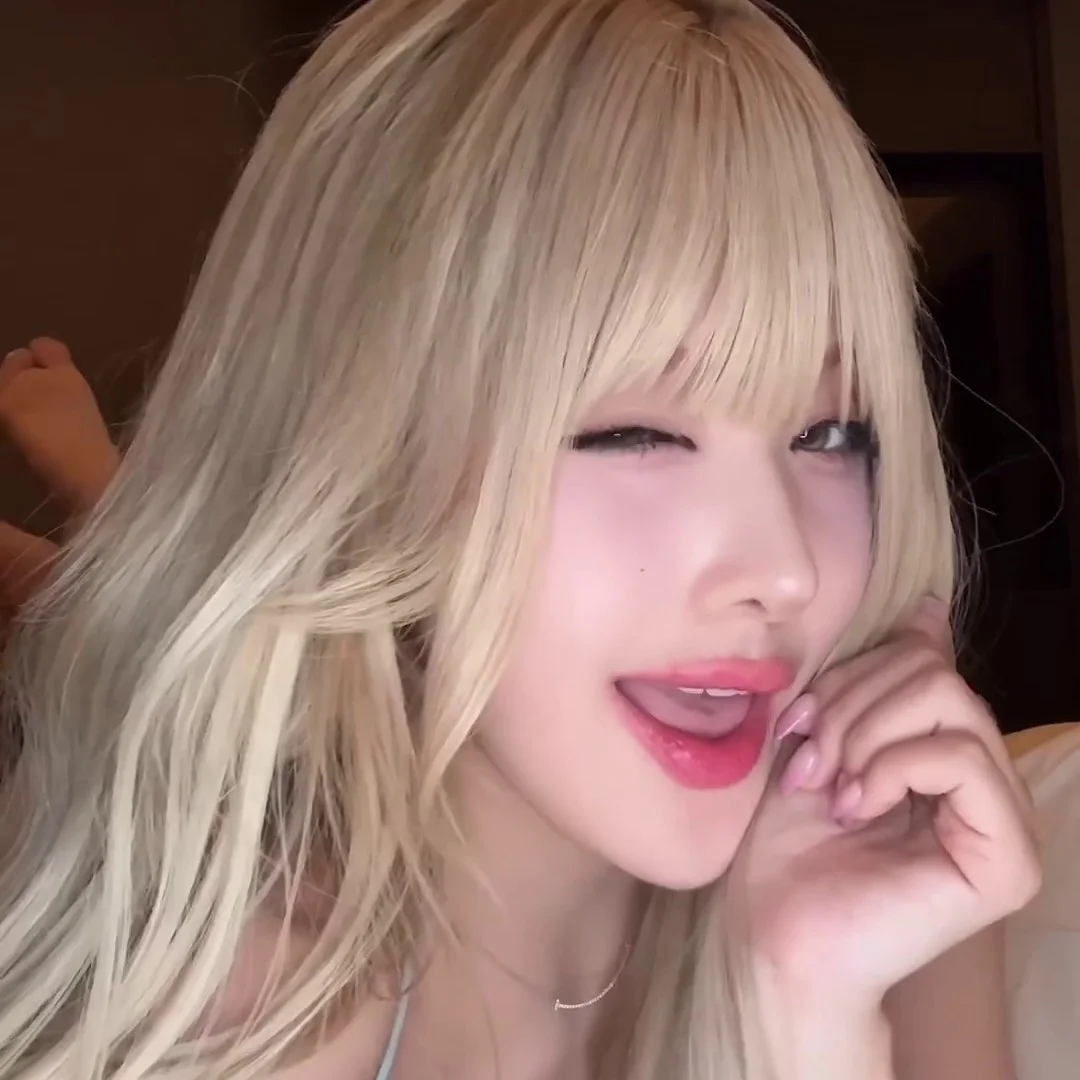 침대 누워 후드 확 벗는 순간 폭발하는 하늘 슬립 가슴골 탄력