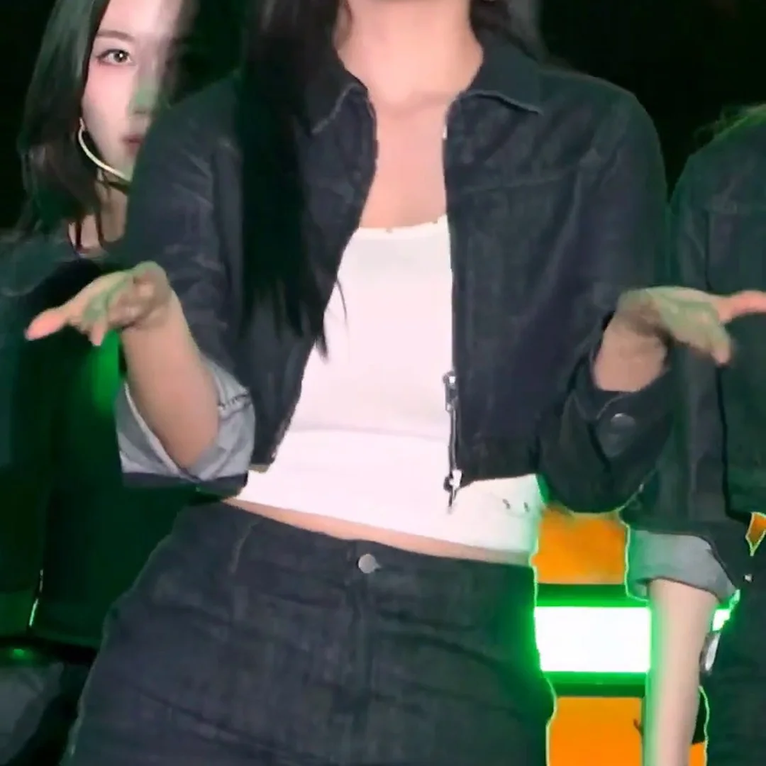 [TripleS] Denim Jacket Drama: Chaeyeon’s Stunning Look