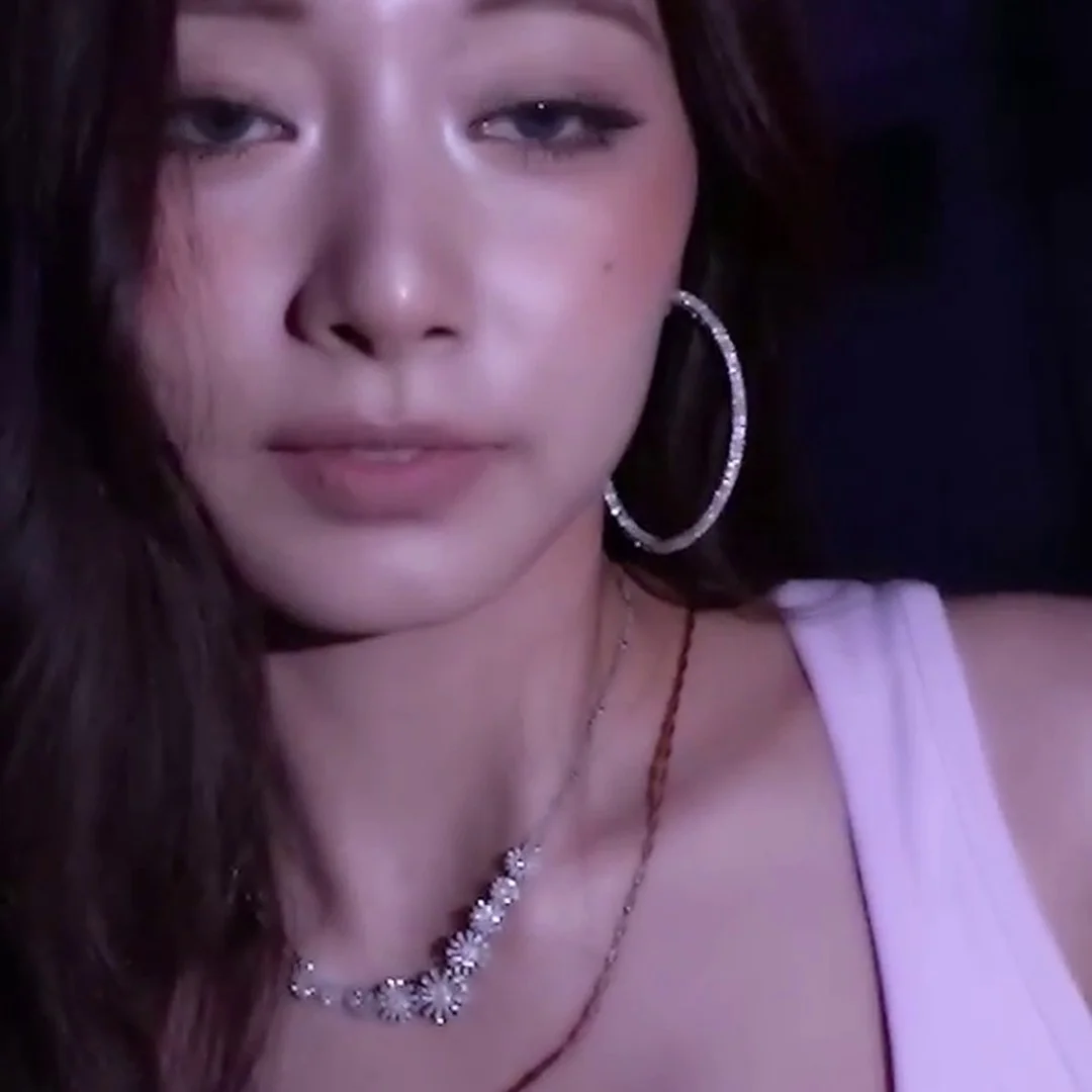 트와이스 쯔위 치명적 골반 비율 폭발! 선명 4K 몸매 움짤로 화면 압도 섹시함