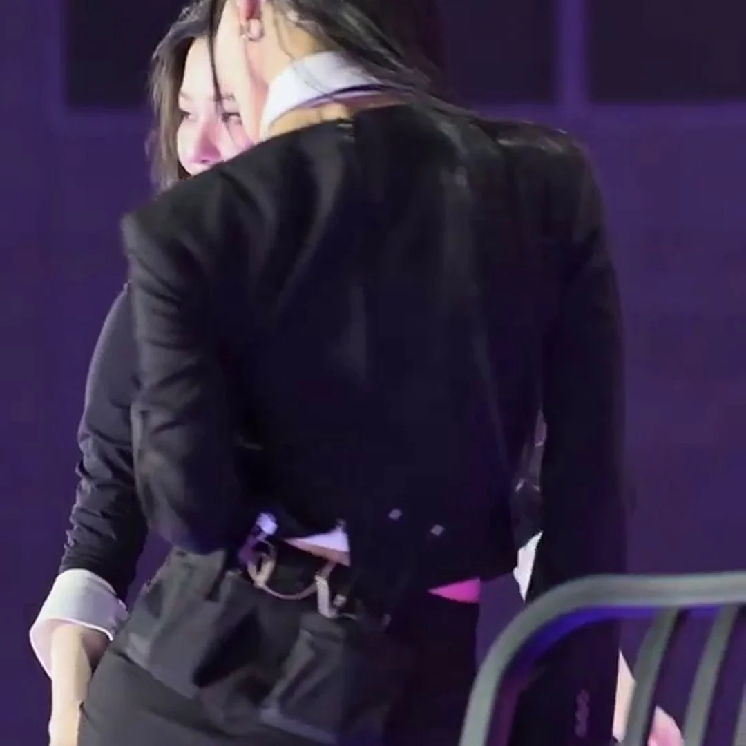 プロミスナインのイ・チェヨン、オフィスルック姿に目が釘付け！GIFが爆発的に拡散中