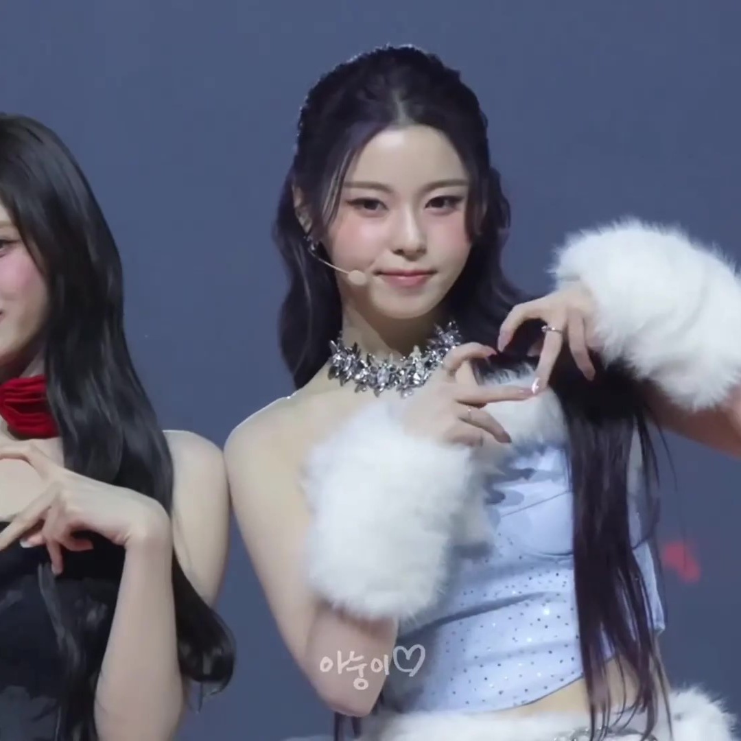 엔믹스 규진 하늘퍼 튜브탑+흰 핫팬츠 틈새 순백 노출... 충격