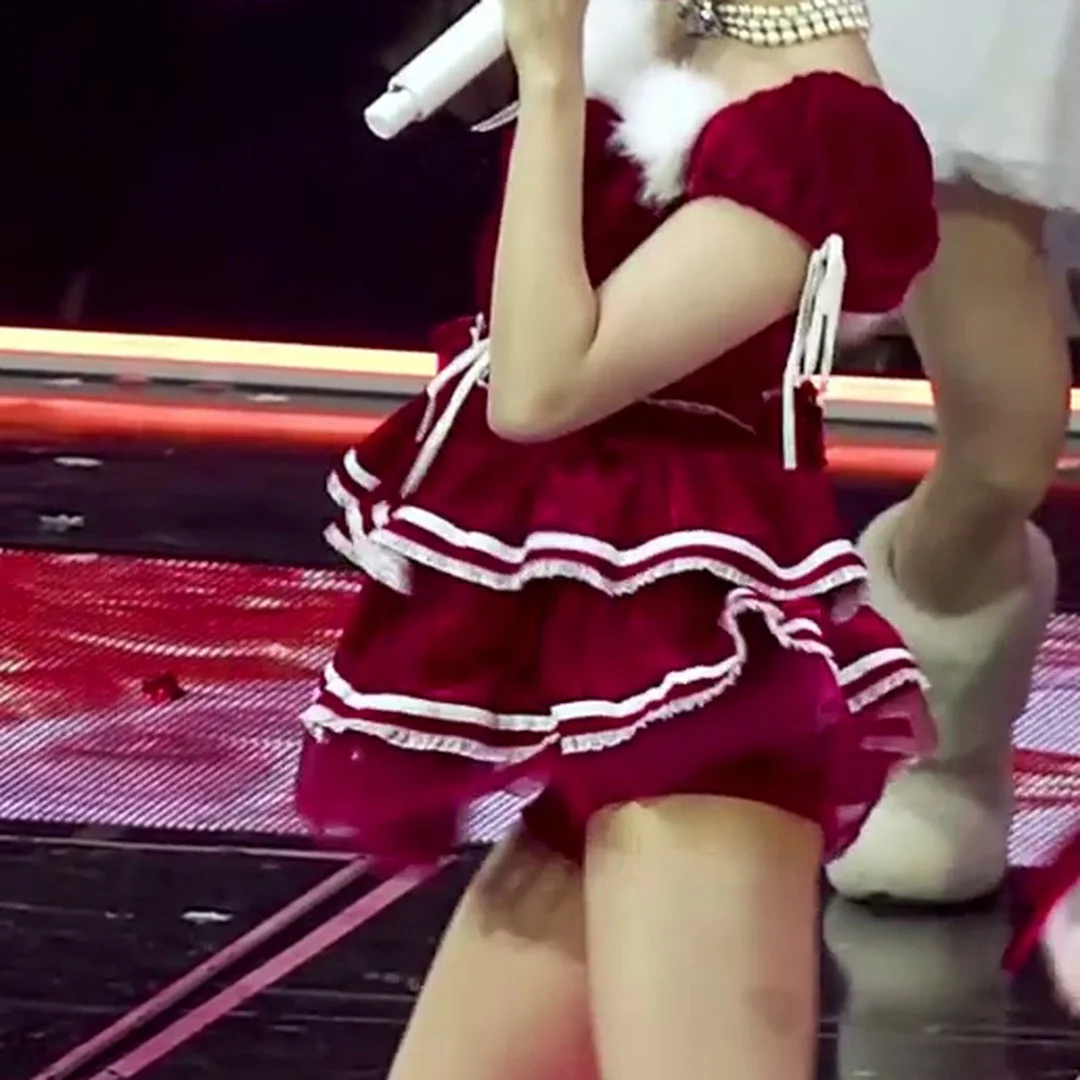 Santa’s Seductive Style: IVE’s Rei’s Sexy GIFs Are a Hit!